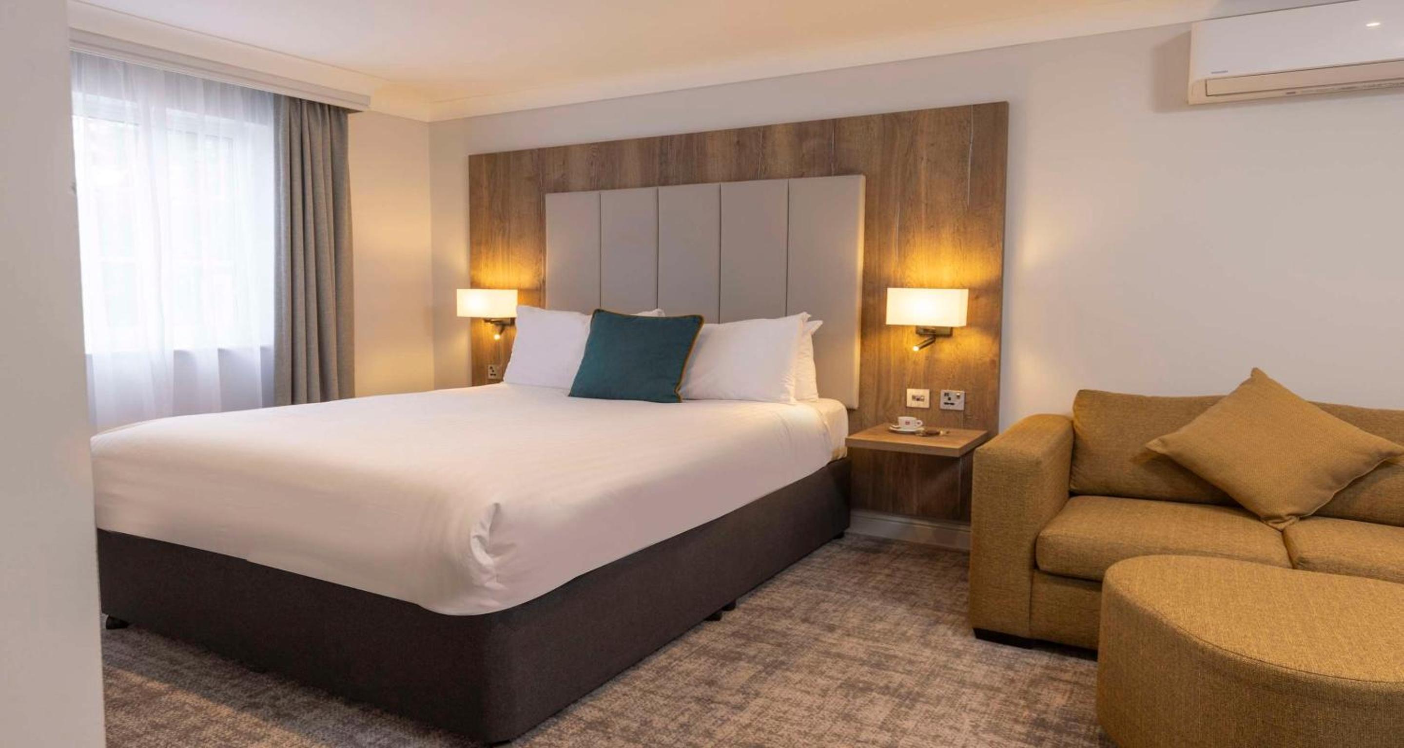 Premium Queen Room with sofa bed - Photo 1