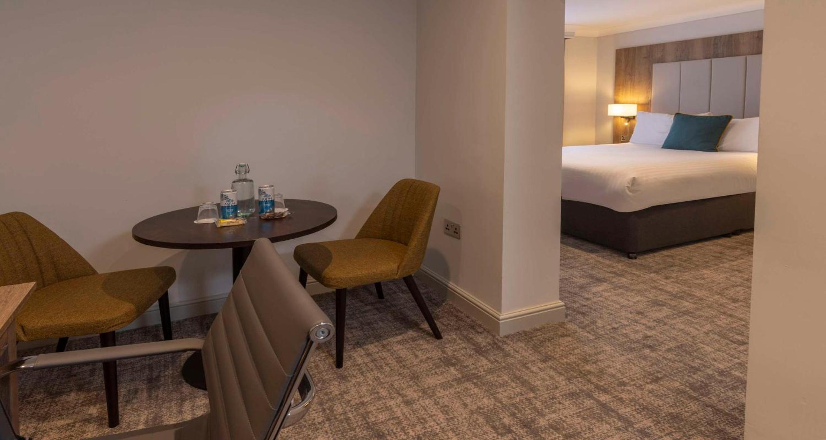 Junior Queen Suite with Lounge
