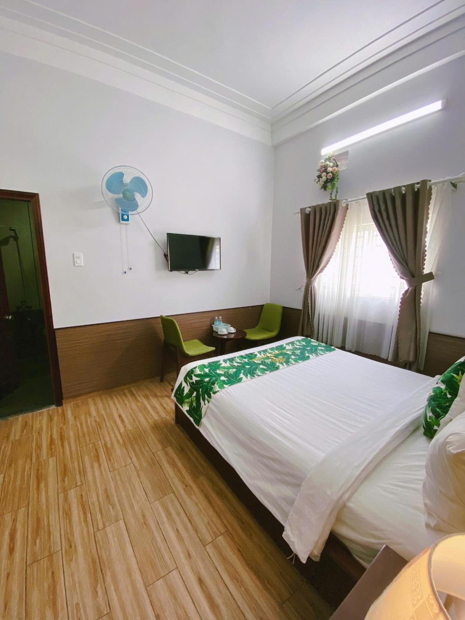 Standard King Room photo 3