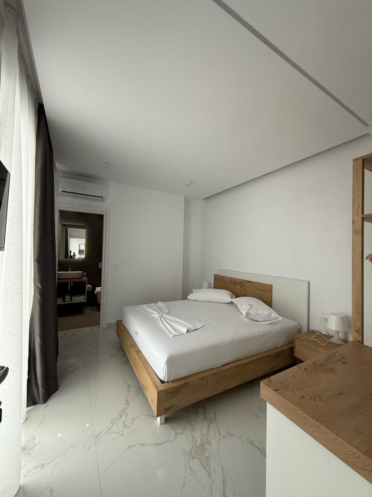 Deluxe Double Room with Side Sea View photo 2