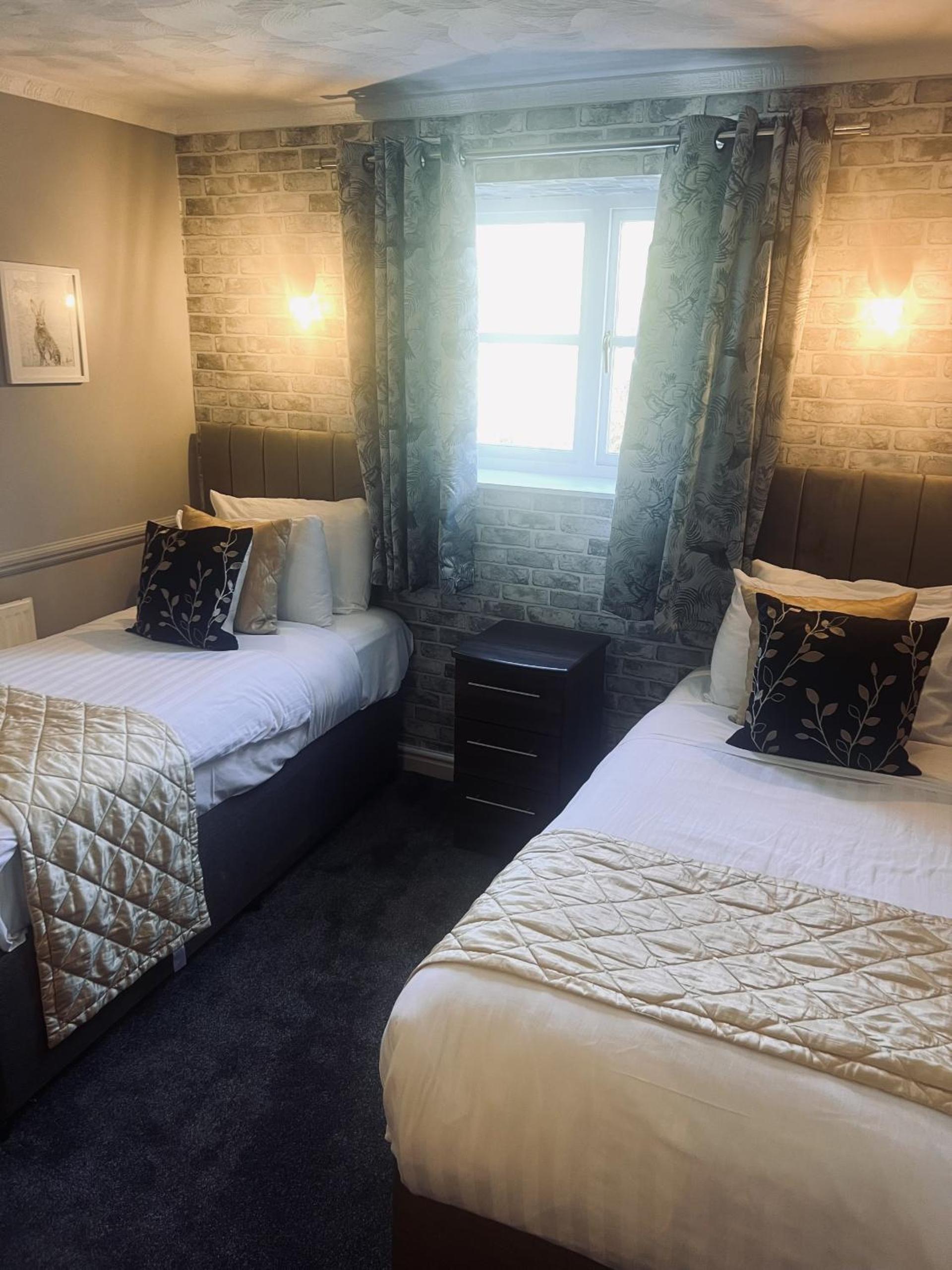 Standard Twin Room - Photo 2