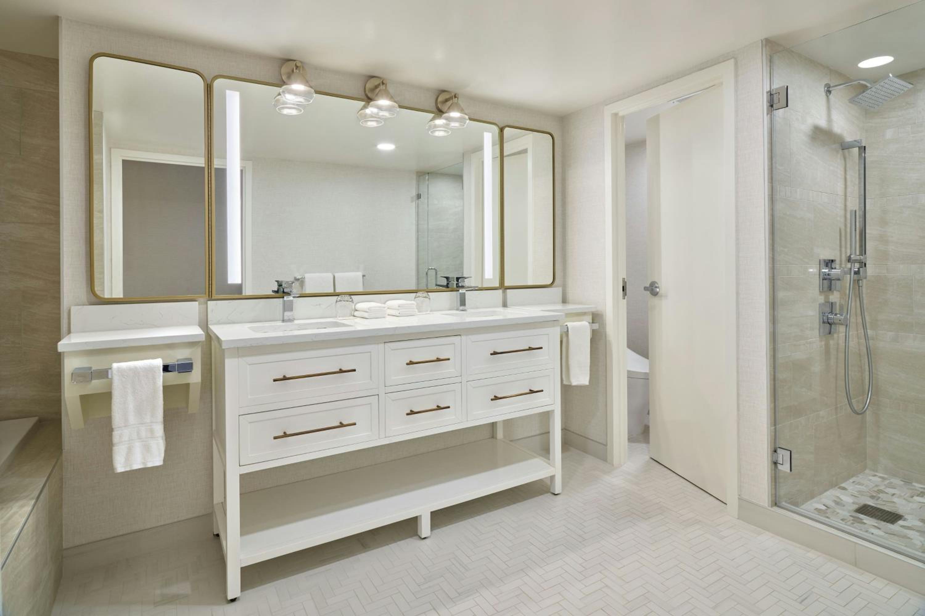Royal One-Bedroom Large Suite - Club Lounge Access  photo 3