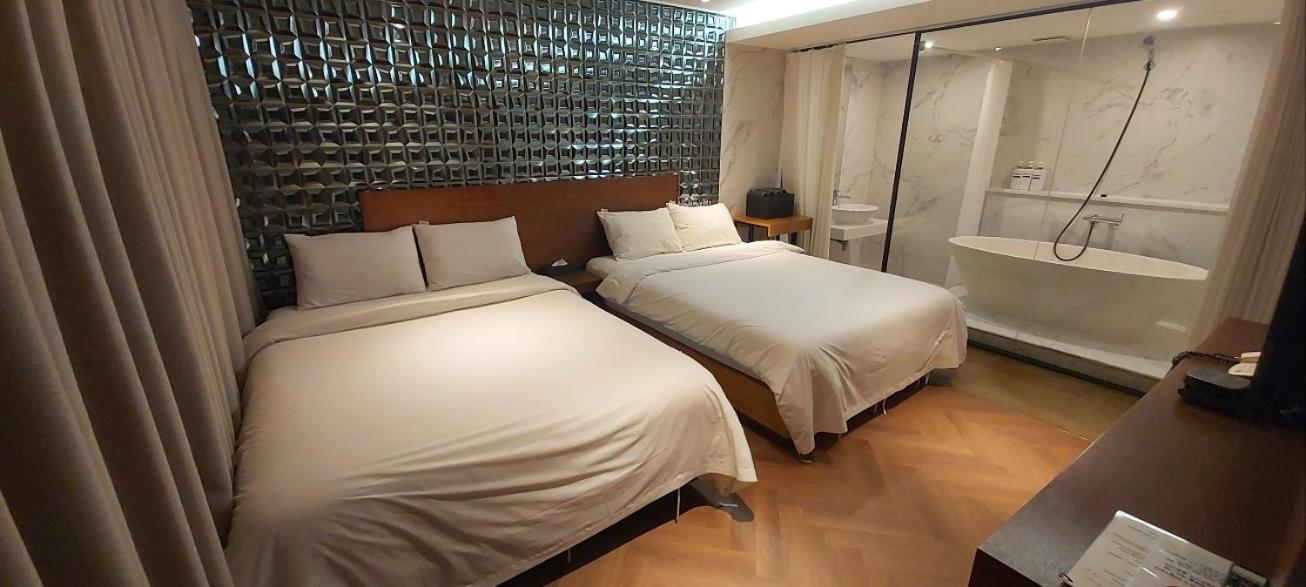 Suite - Photo 1