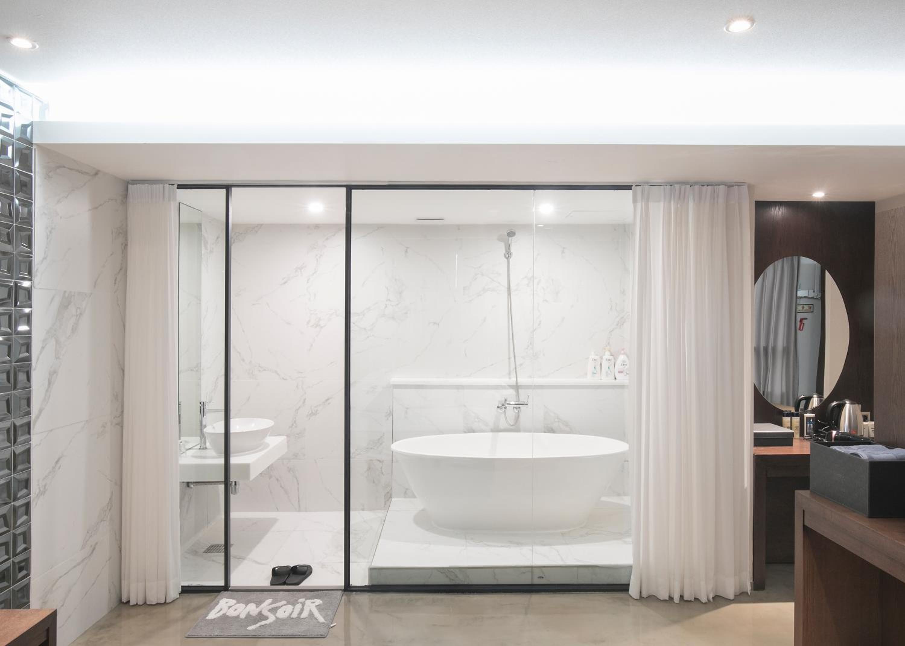 Suite - Photo 5