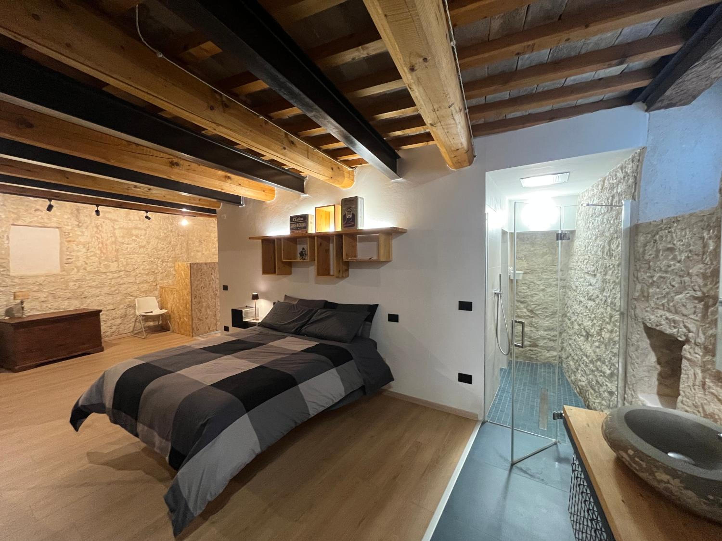 Deluxe Double Room with Shower photo 2