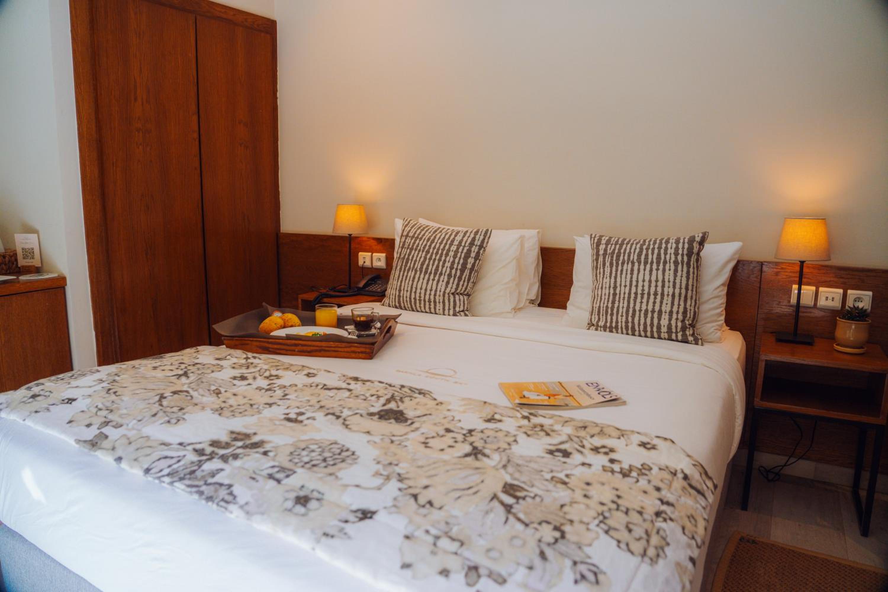 Standard Twin Room with Balcony and Street View - Non-Smoking - Photo 2