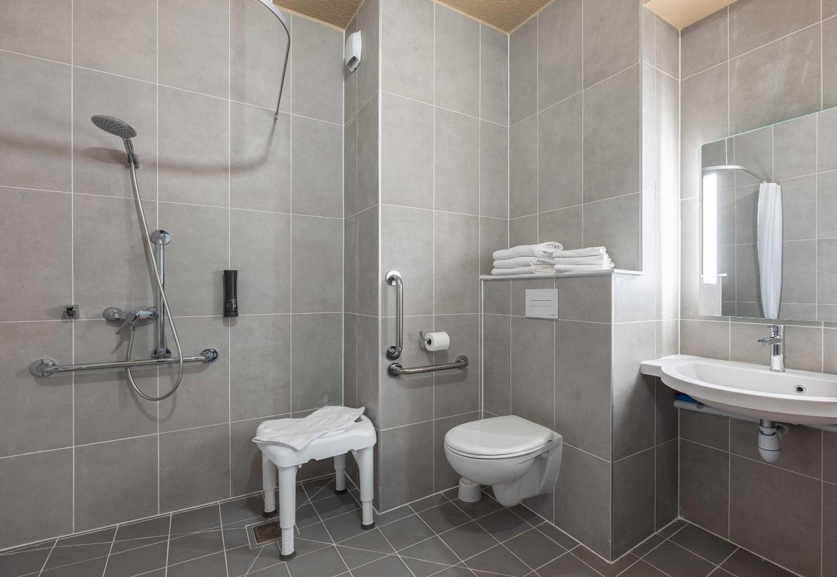 Quadruple Room - Disability Access - Photo 2