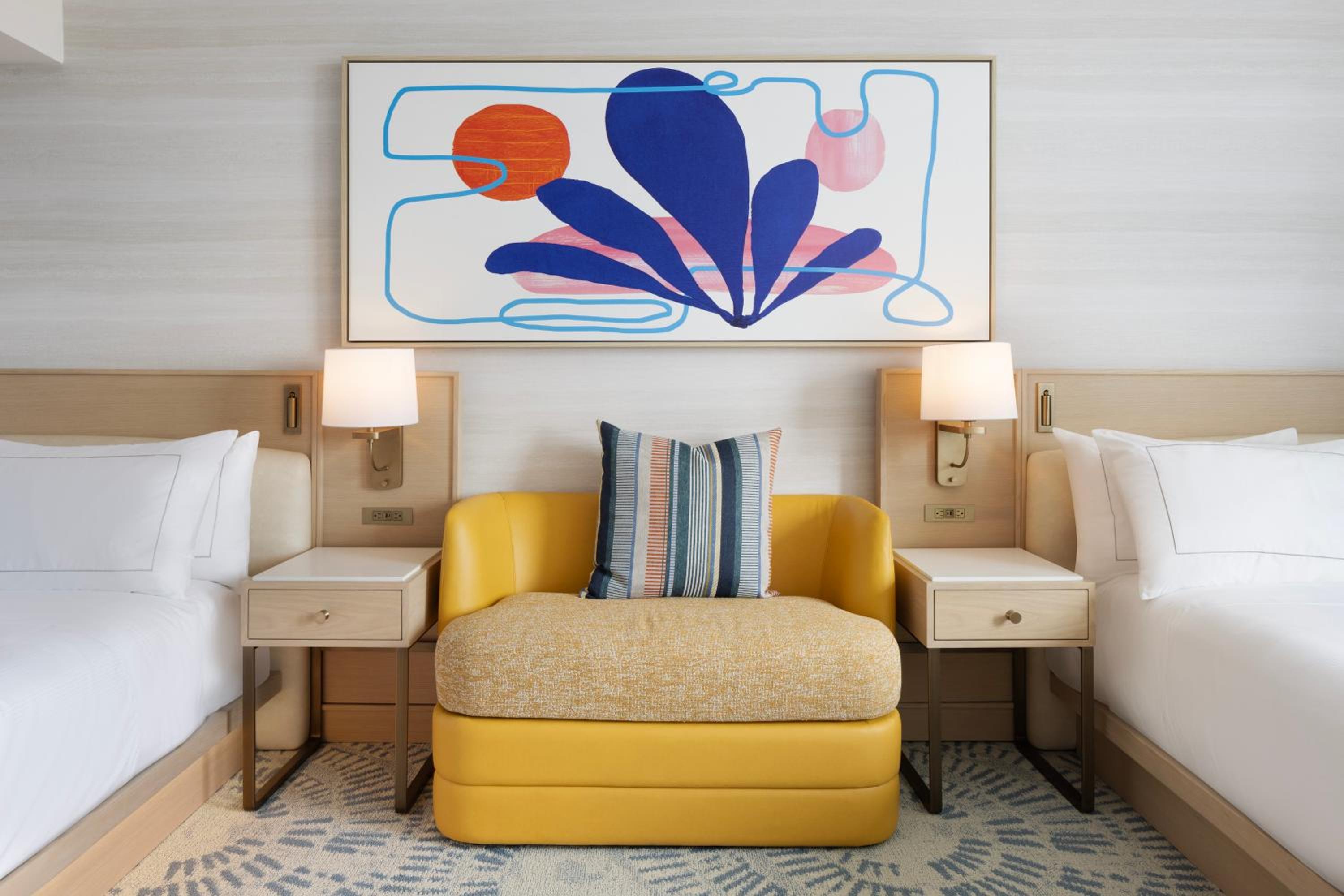 Deluxe Queen Room with Two Queen Beds - Photo 8