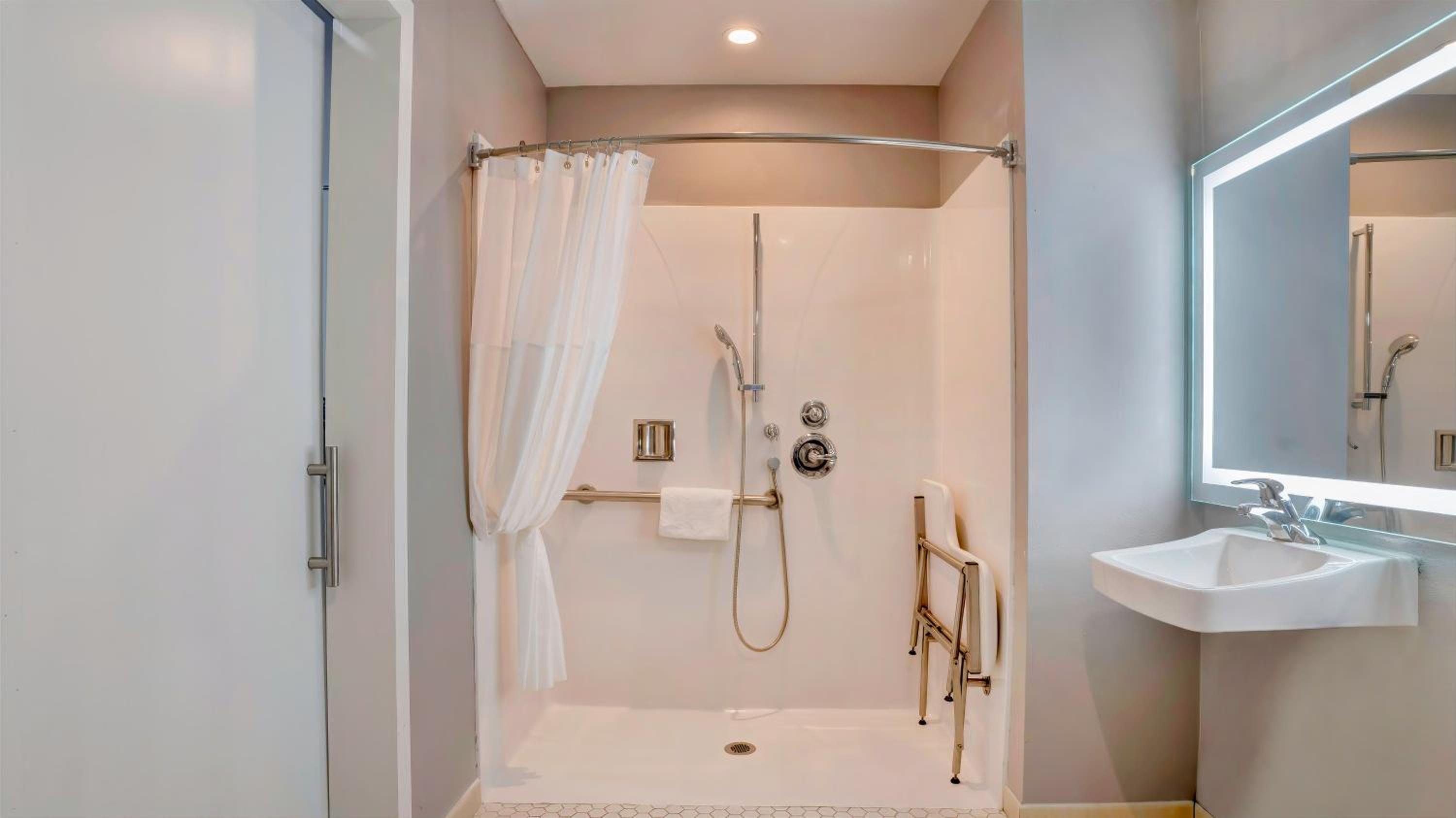 Queen Room - Disability Access - Photo 3