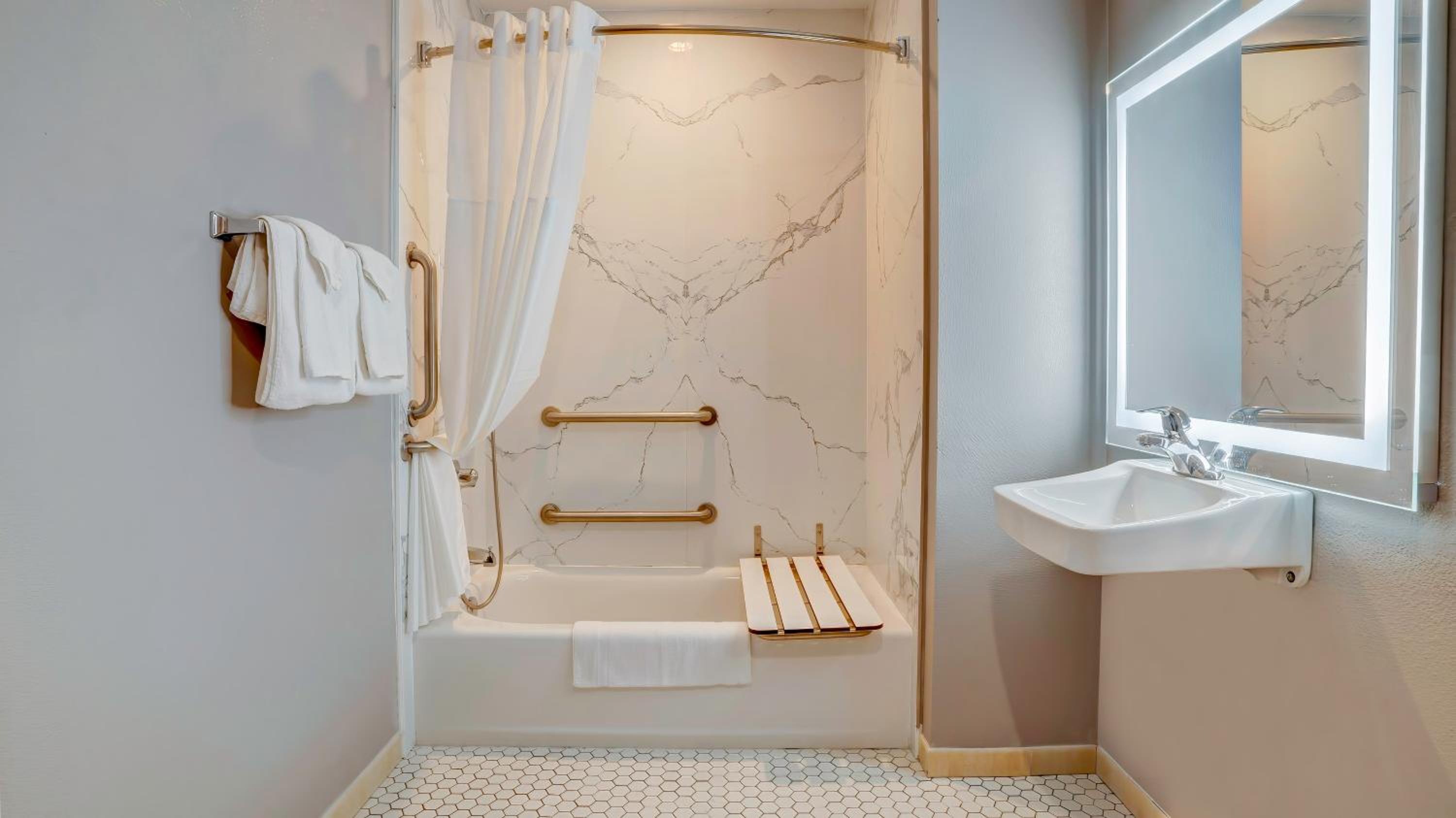 Queen Room - Disability Access - Photo 6