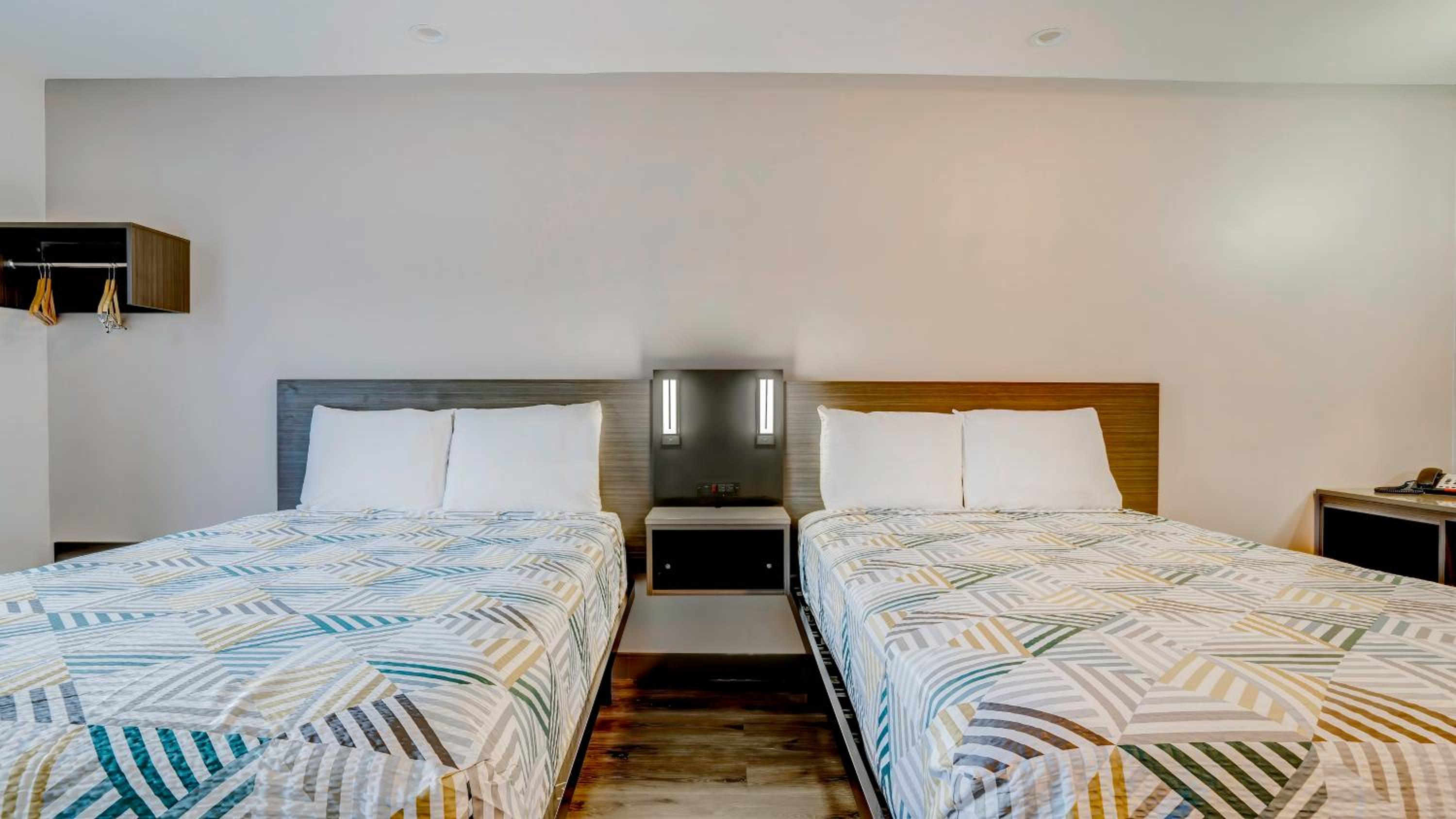 Quadruple Room - Non-Smoking - Photo 5