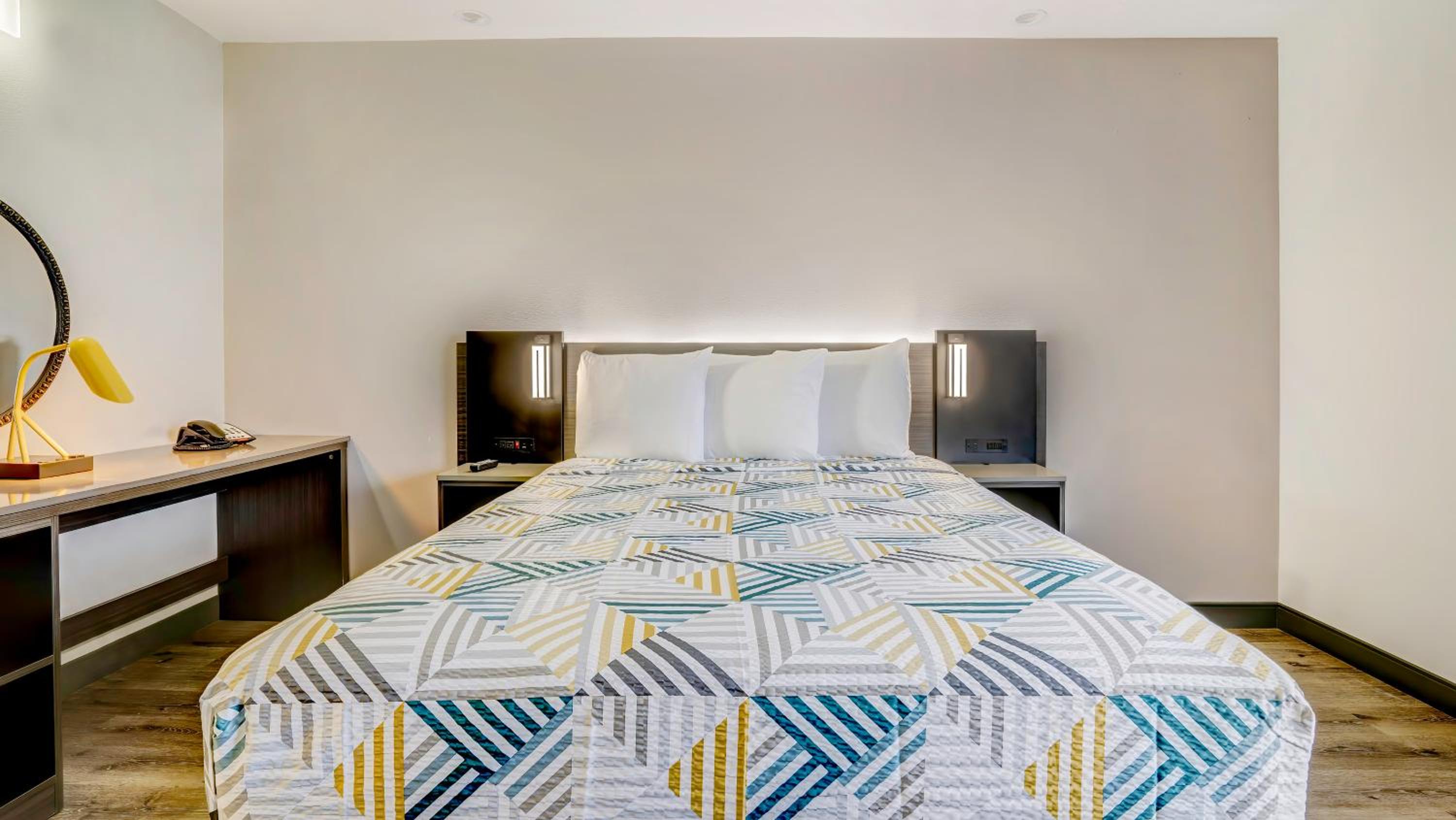 Queen Room - Disability Access - Photo 5
