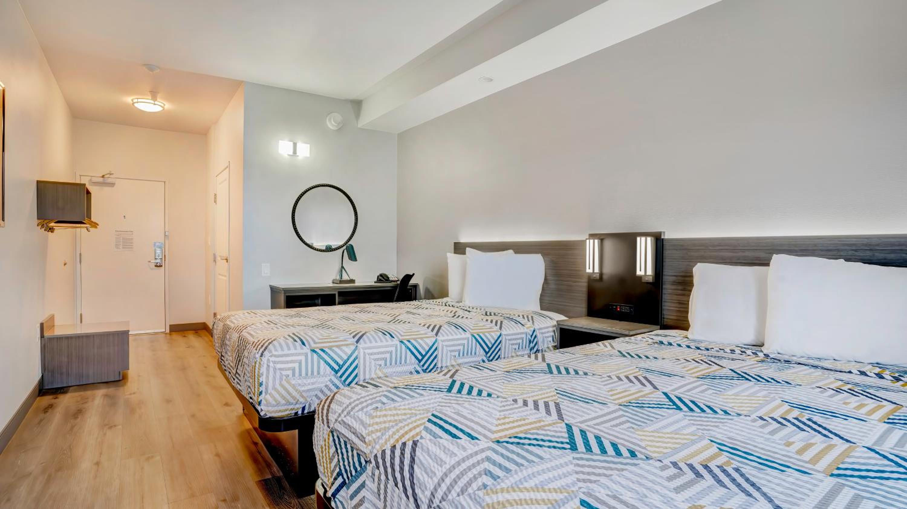 Quadruple Room - Non-Smoking - Photo 4