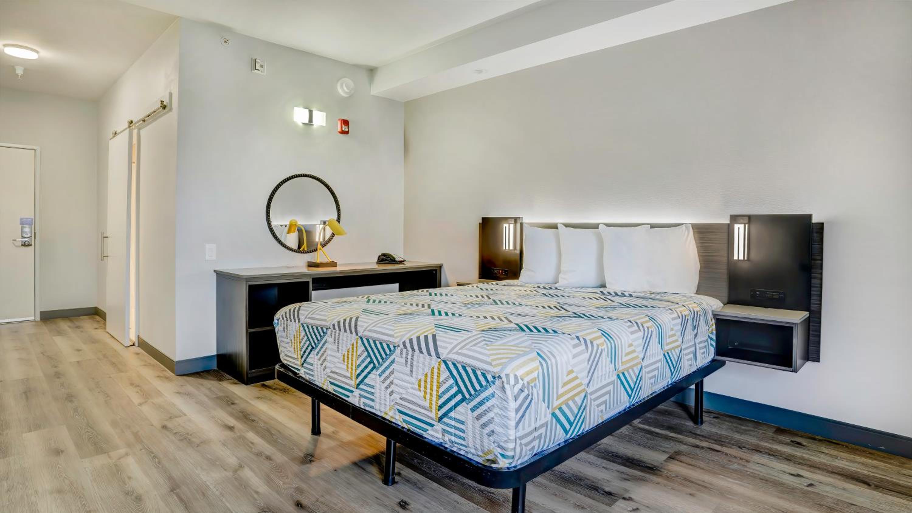 Queen Room - Disability Access - Photo 1