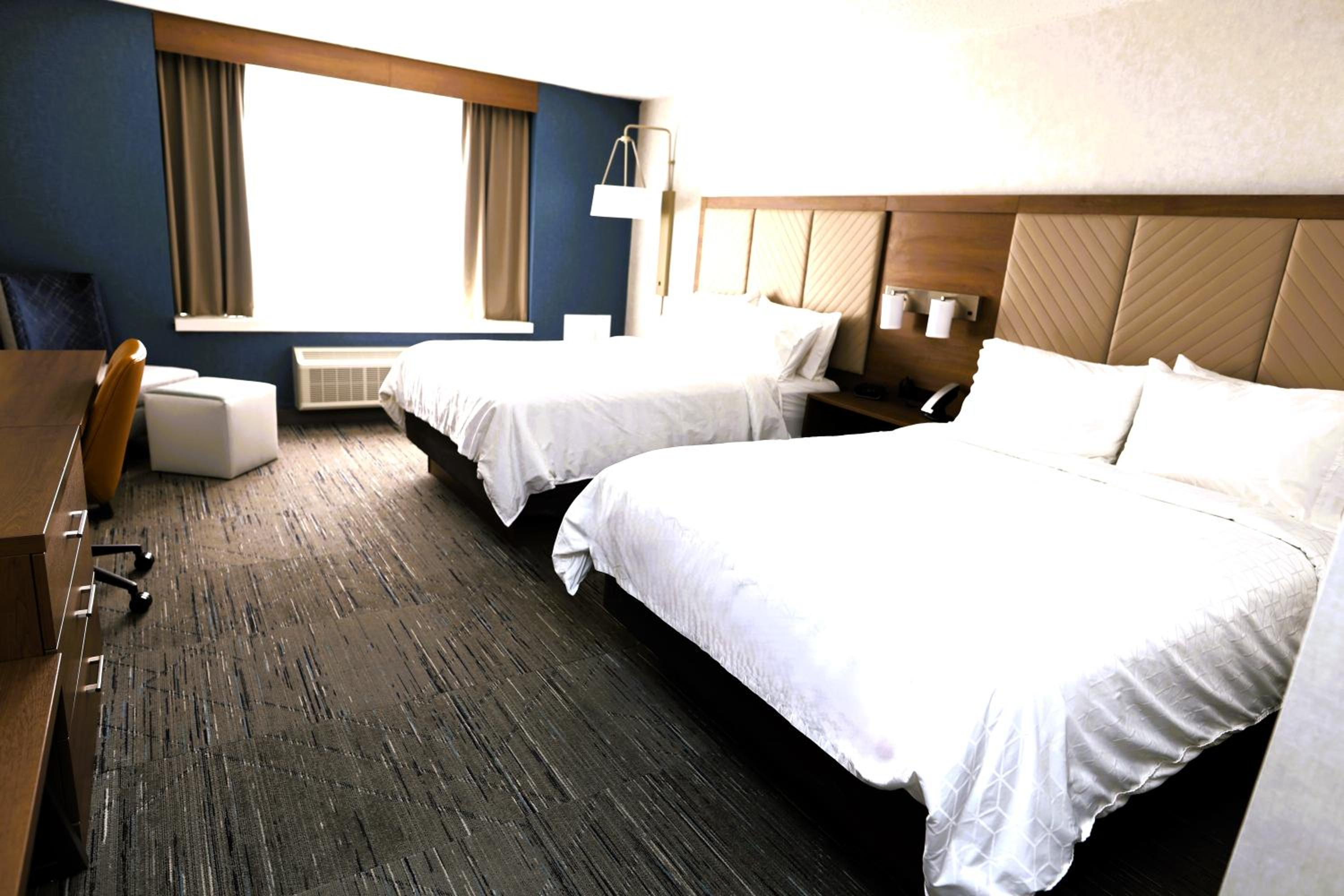Standard Queen Room with Accessible Tub - Photo 3