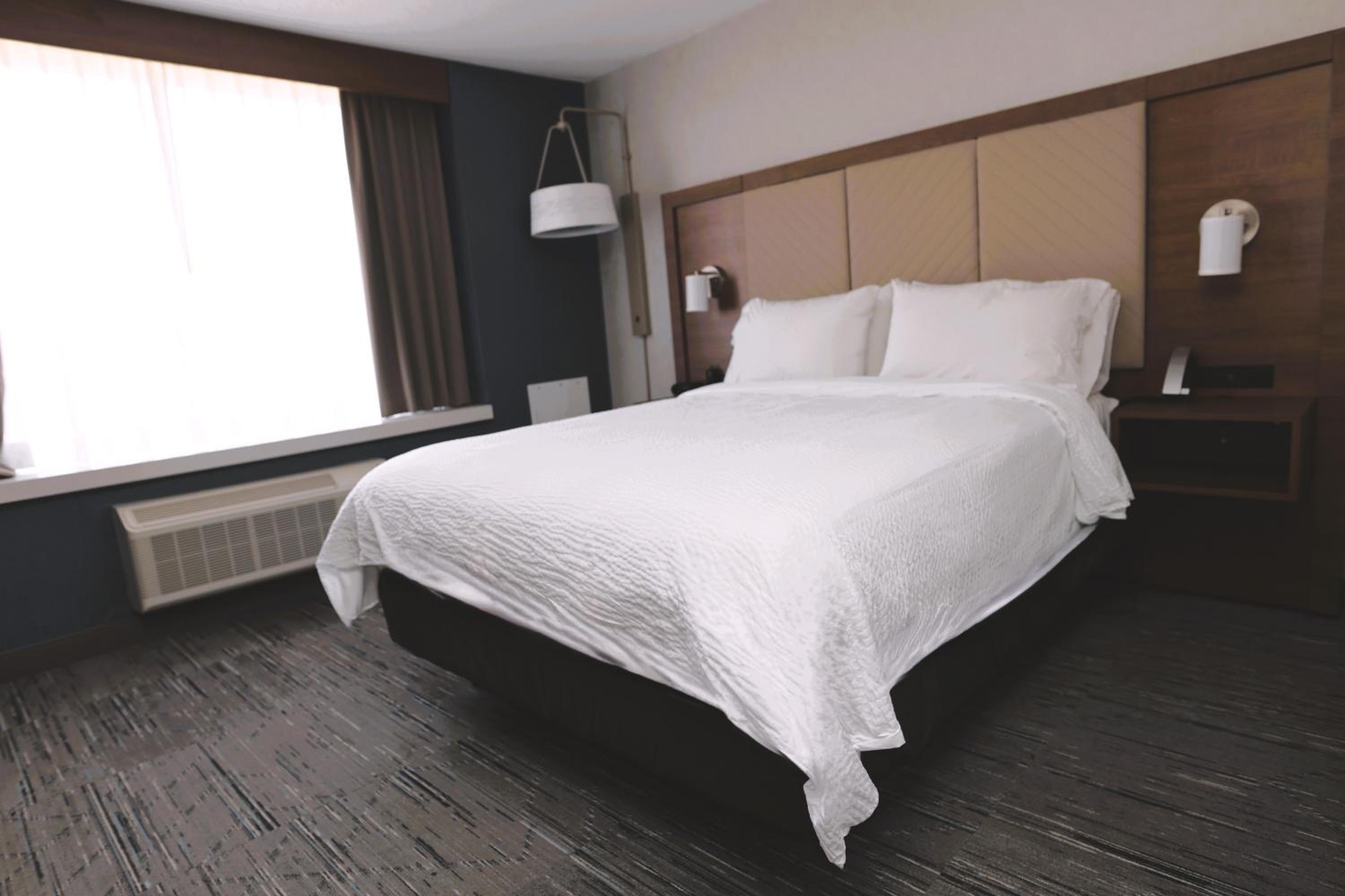 Queen Room - Mobility/Hearing Access - Non-Smoking  - Photo 3