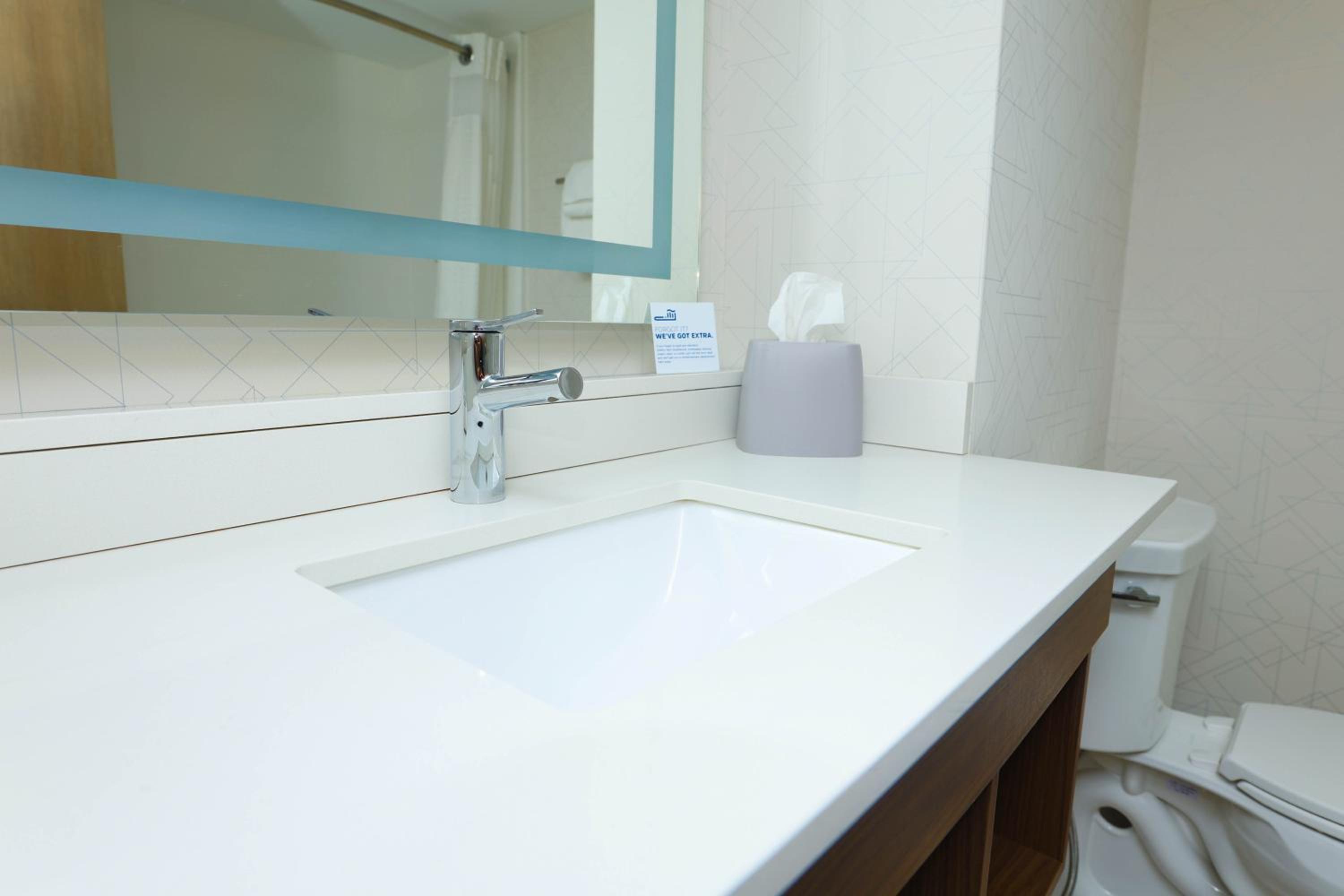 Standard Queen Room with Accessible Tub - Photo 4