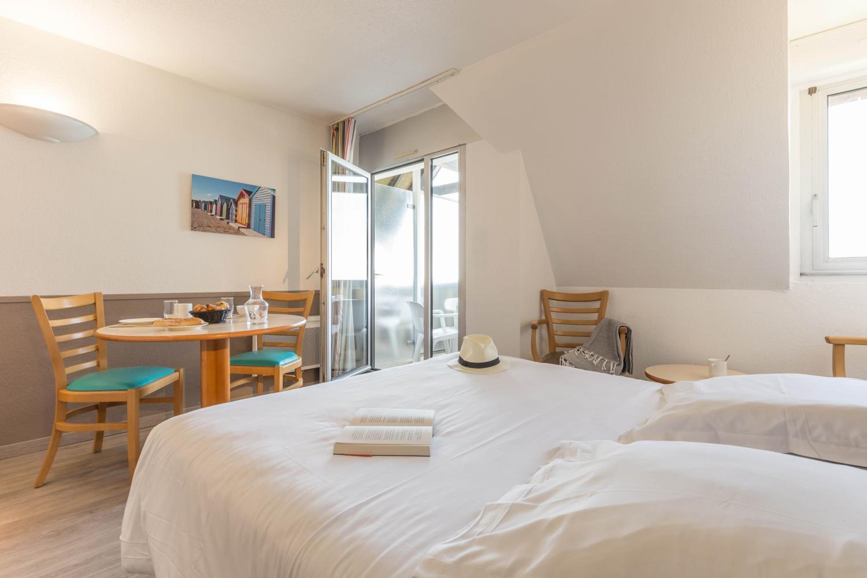 Superior Studio with Sleeping Alcove, Balcony and Sea View (4 People) photo 3
