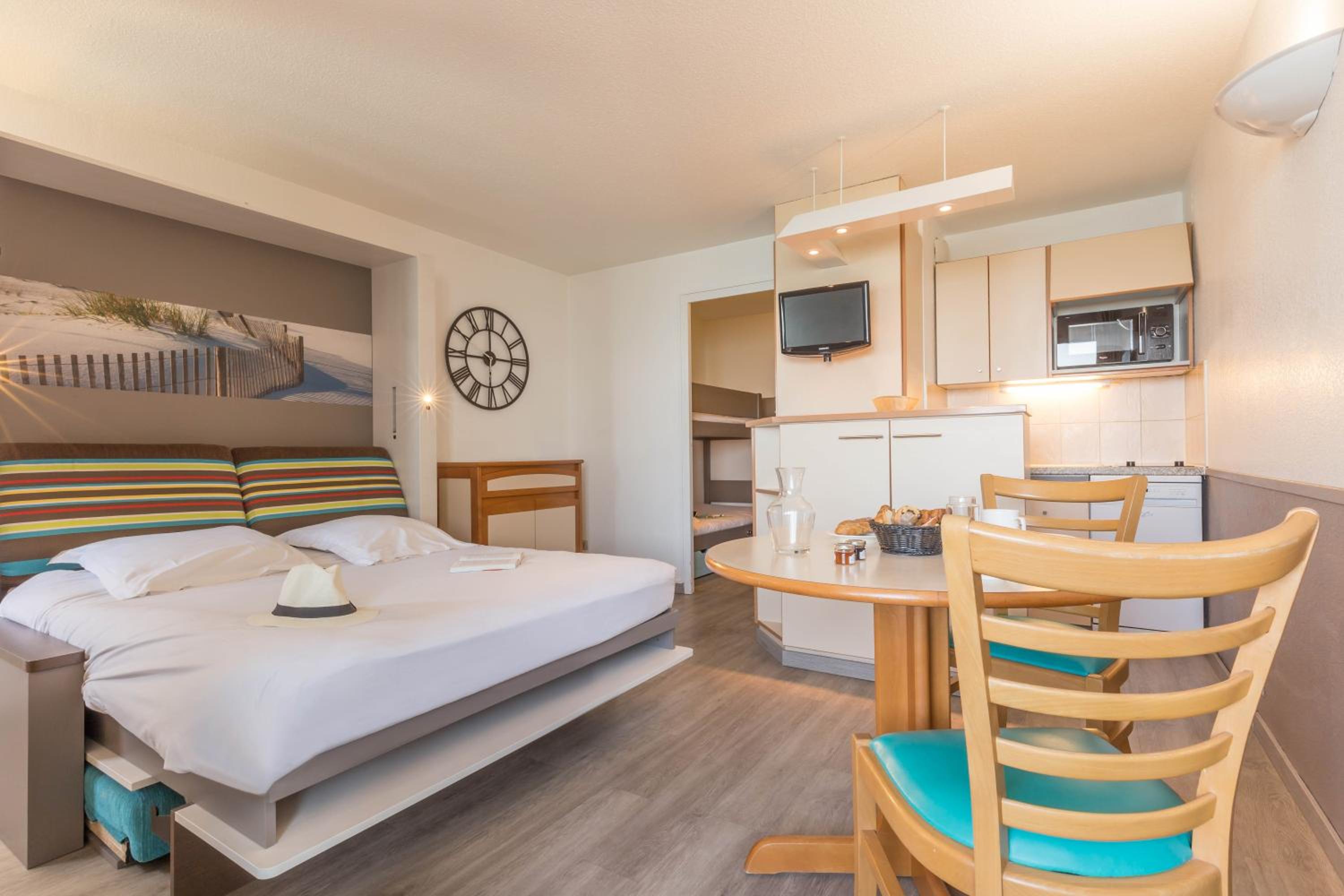 Superior Studio with Sleeping Alcove, Balcony and Sea View (4 People) photo 1