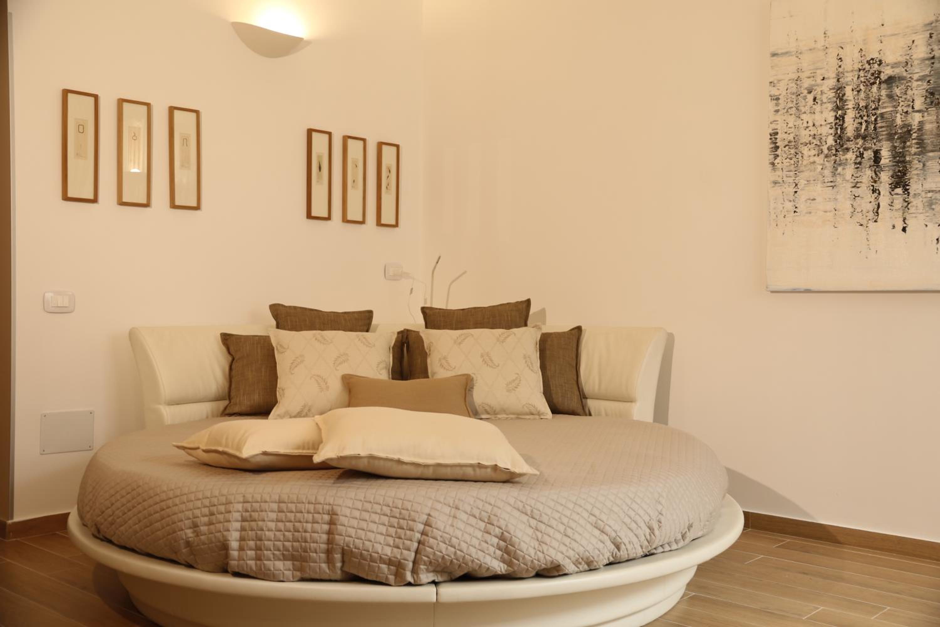 One-Bedroom Apartment - Photo 11