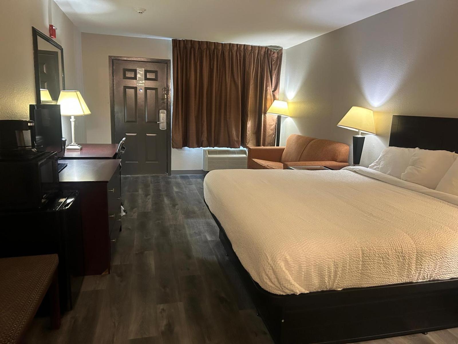 Deluxe King Room with Bathtub w/Grab Bars - Mobility Accessible/Non-Smoking - Photo 2