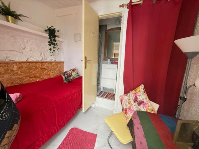 Mini Studio Single Bed – “Mariposa”