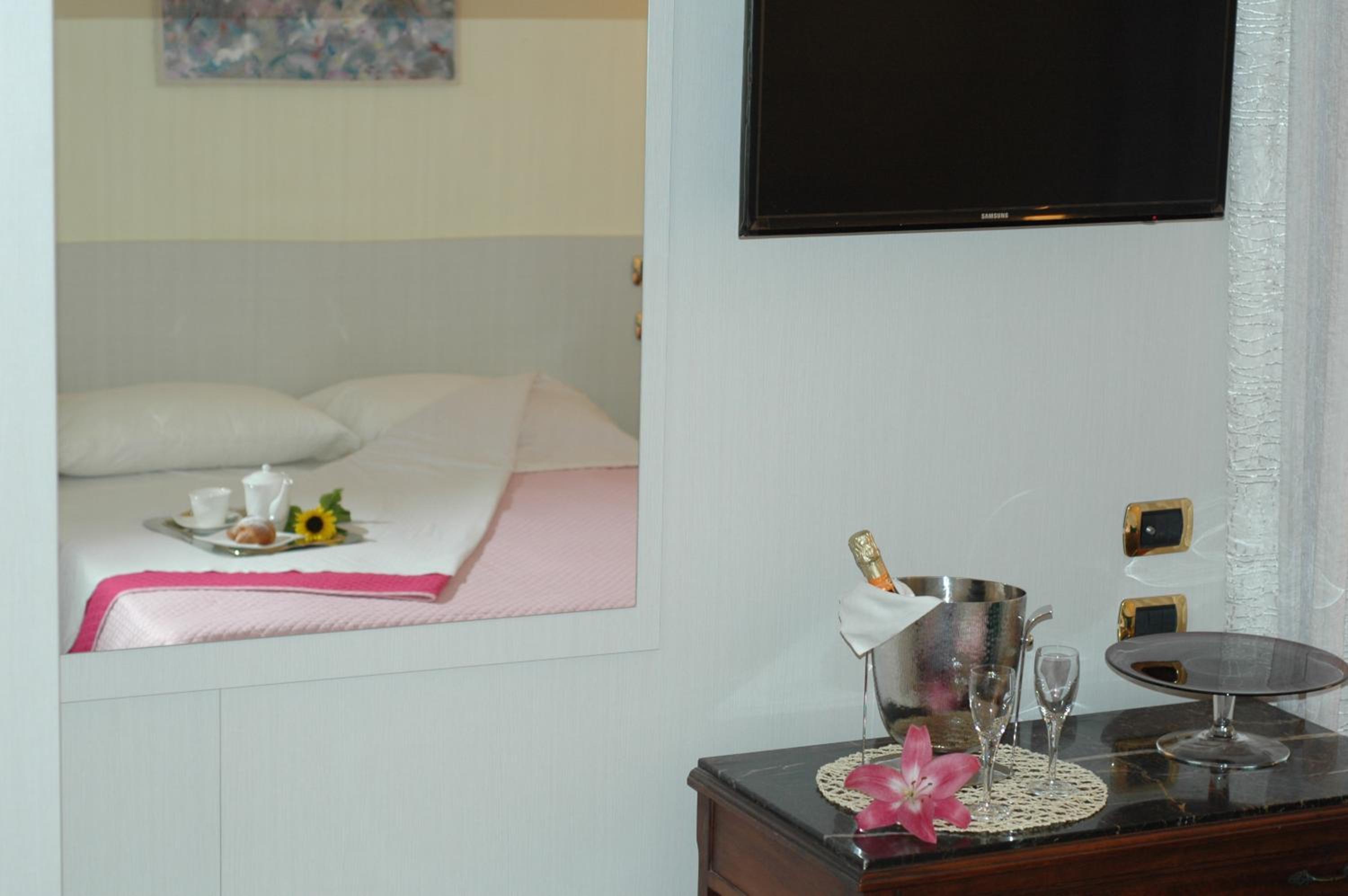 Deluxe Double or Twin Room with Spa Bath photo 2