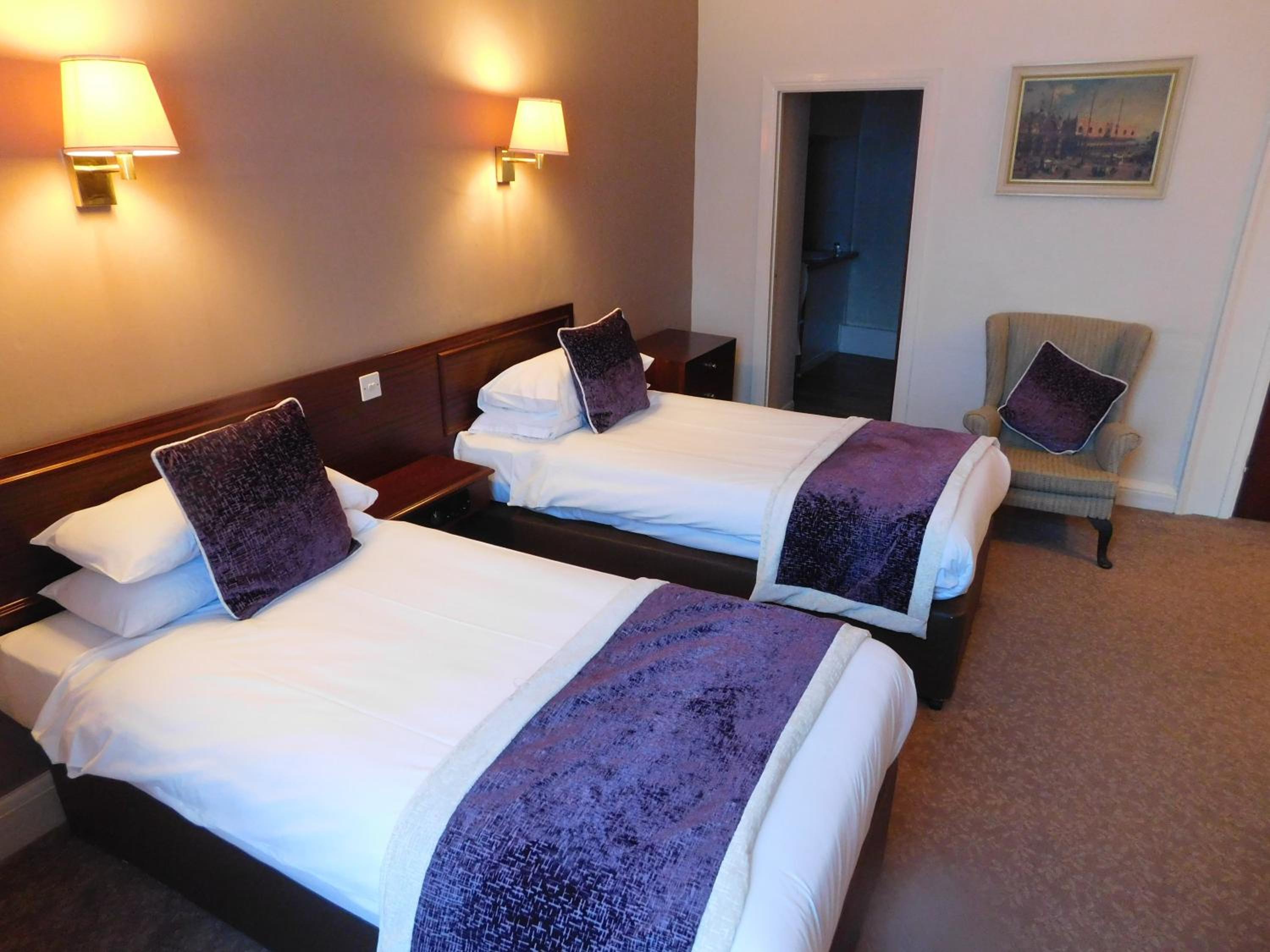 Twin Room with Private Bathroom photo 1