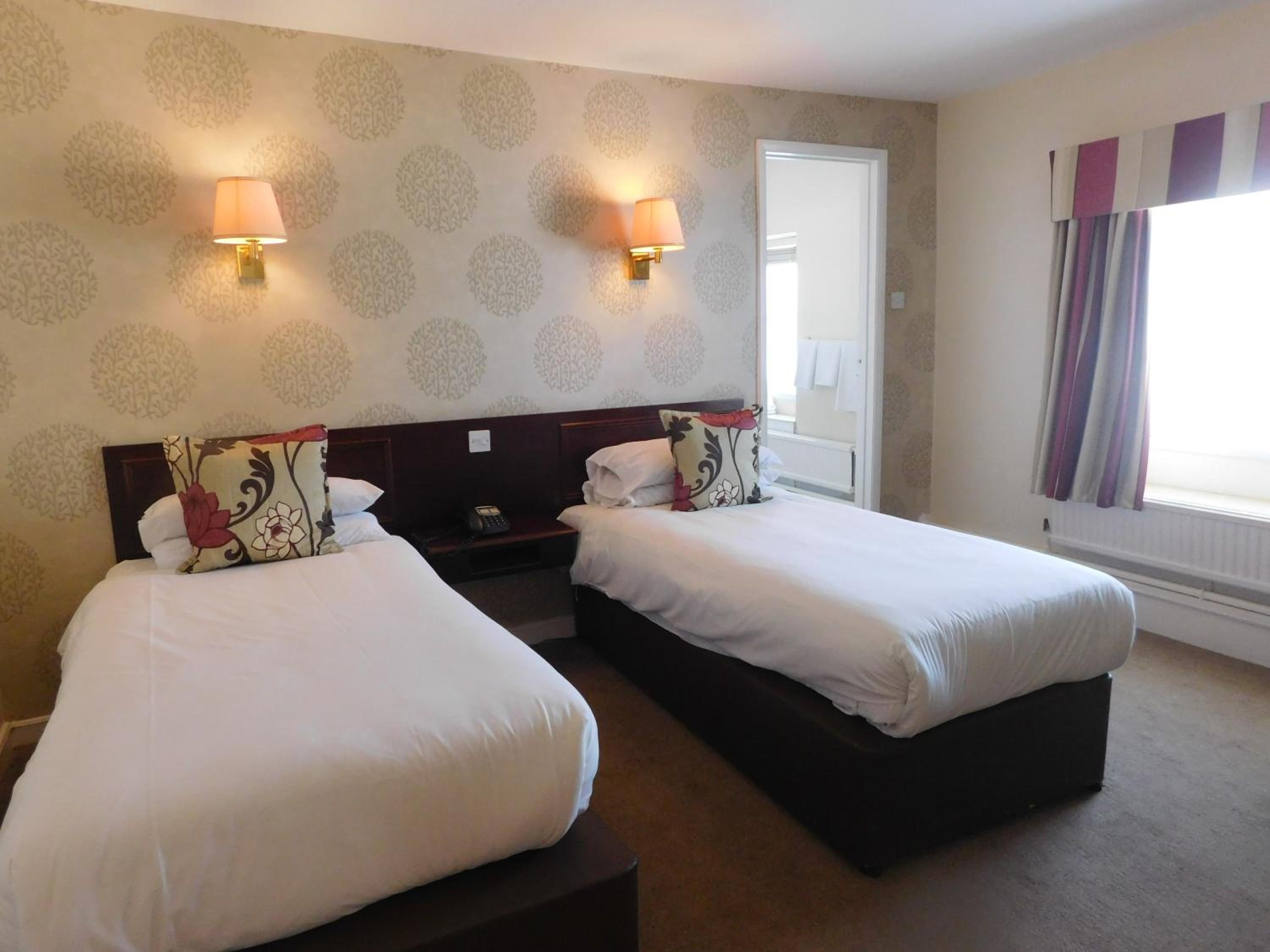 Twin Room with Private Bathroom photo 3