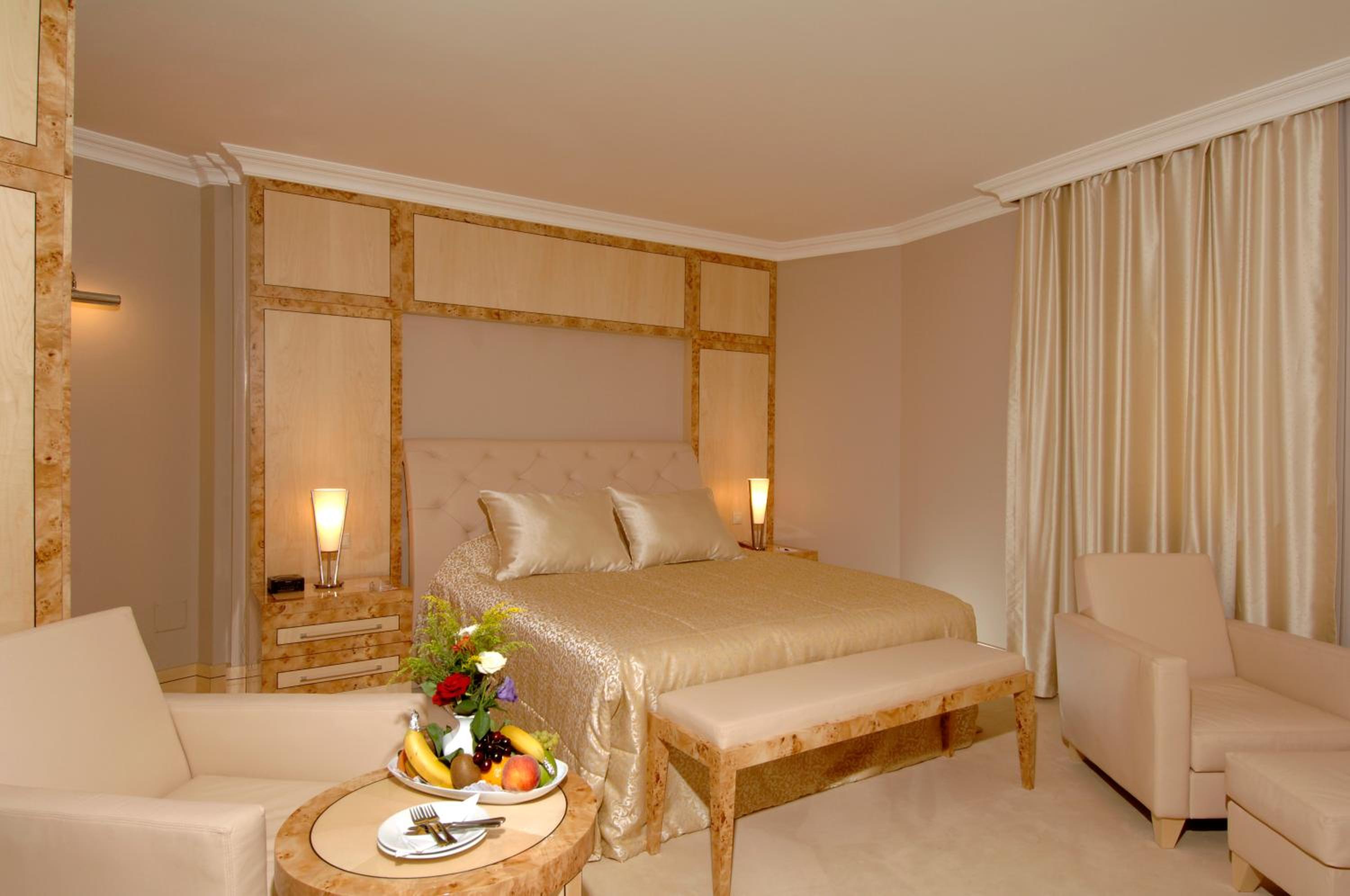 Corner Room with Spa Bath - Photo 5