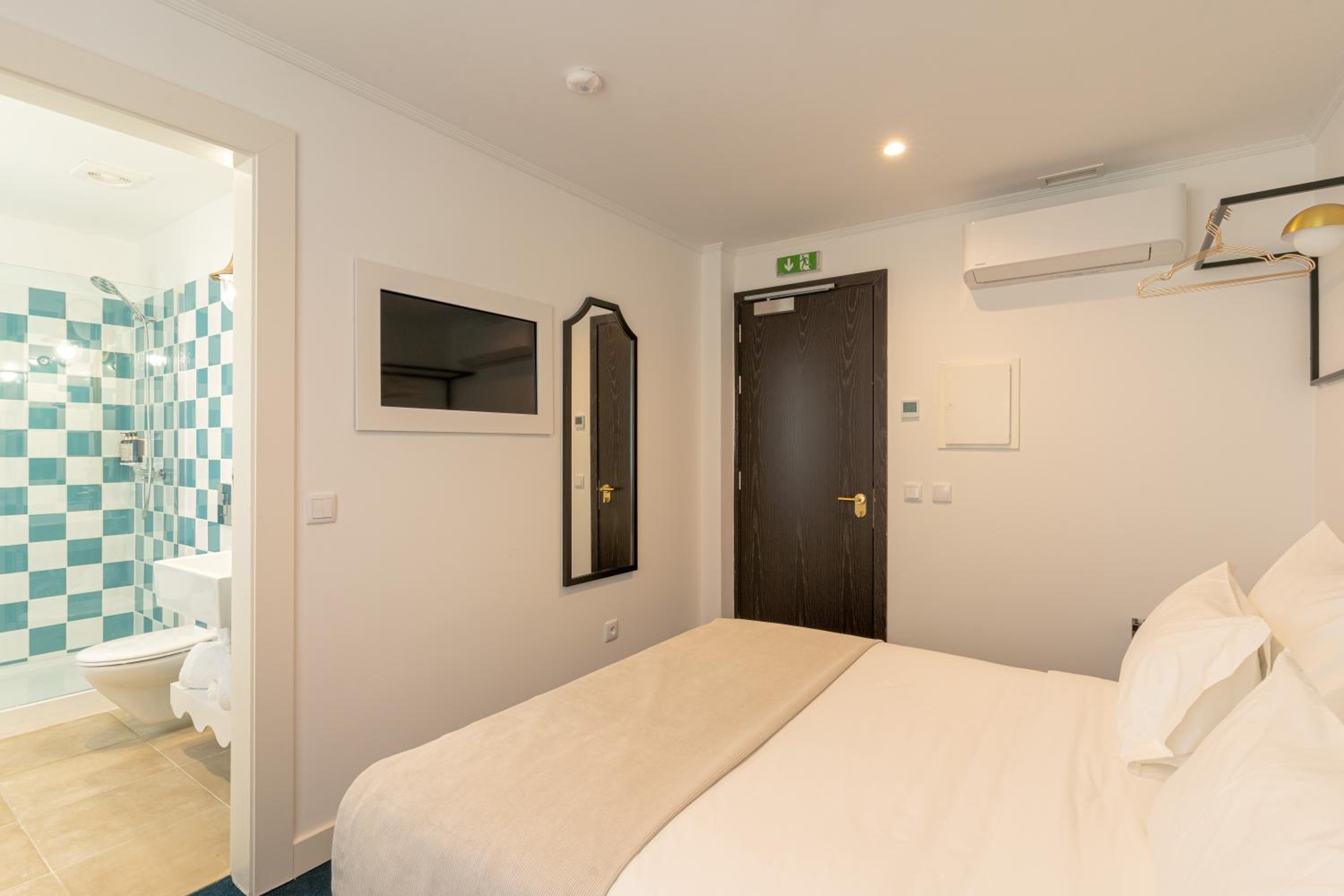 Available room thumbnail 5