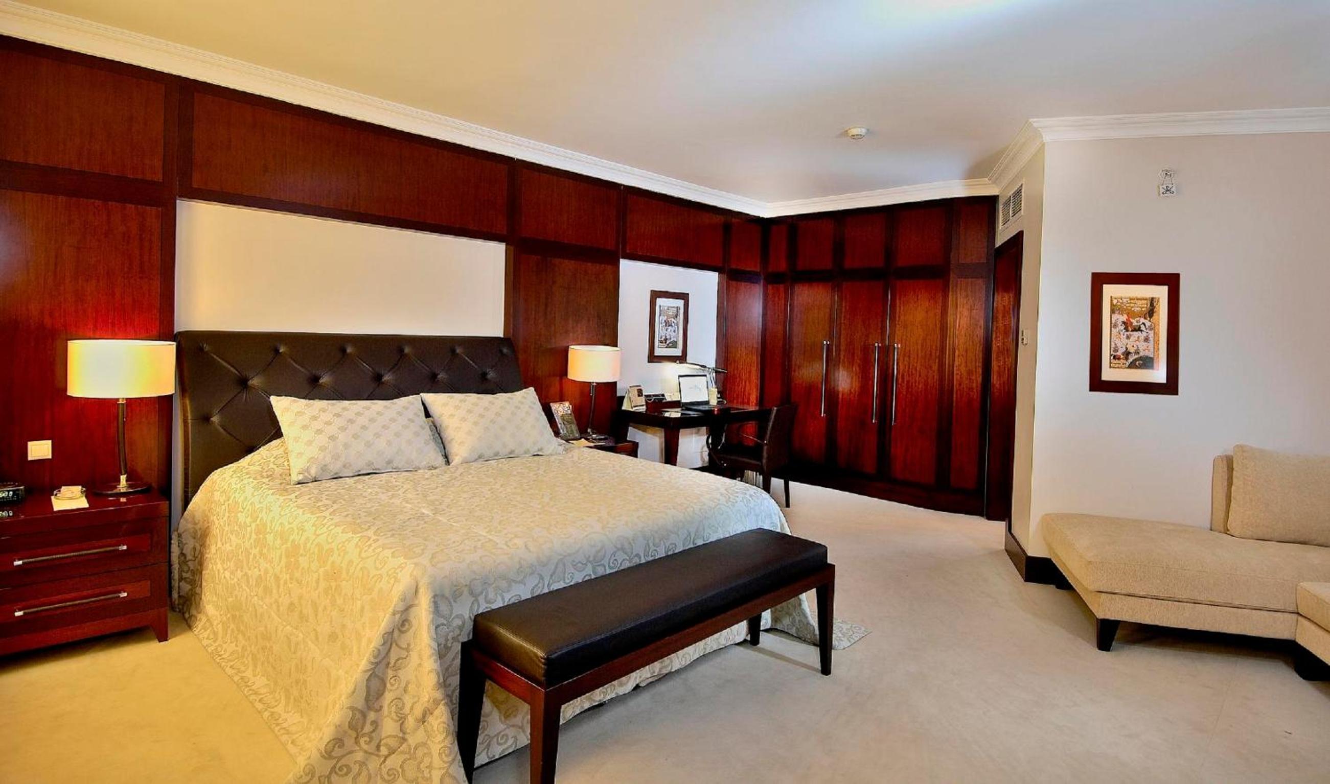 Corner Room with Spa Bath - Photo 3