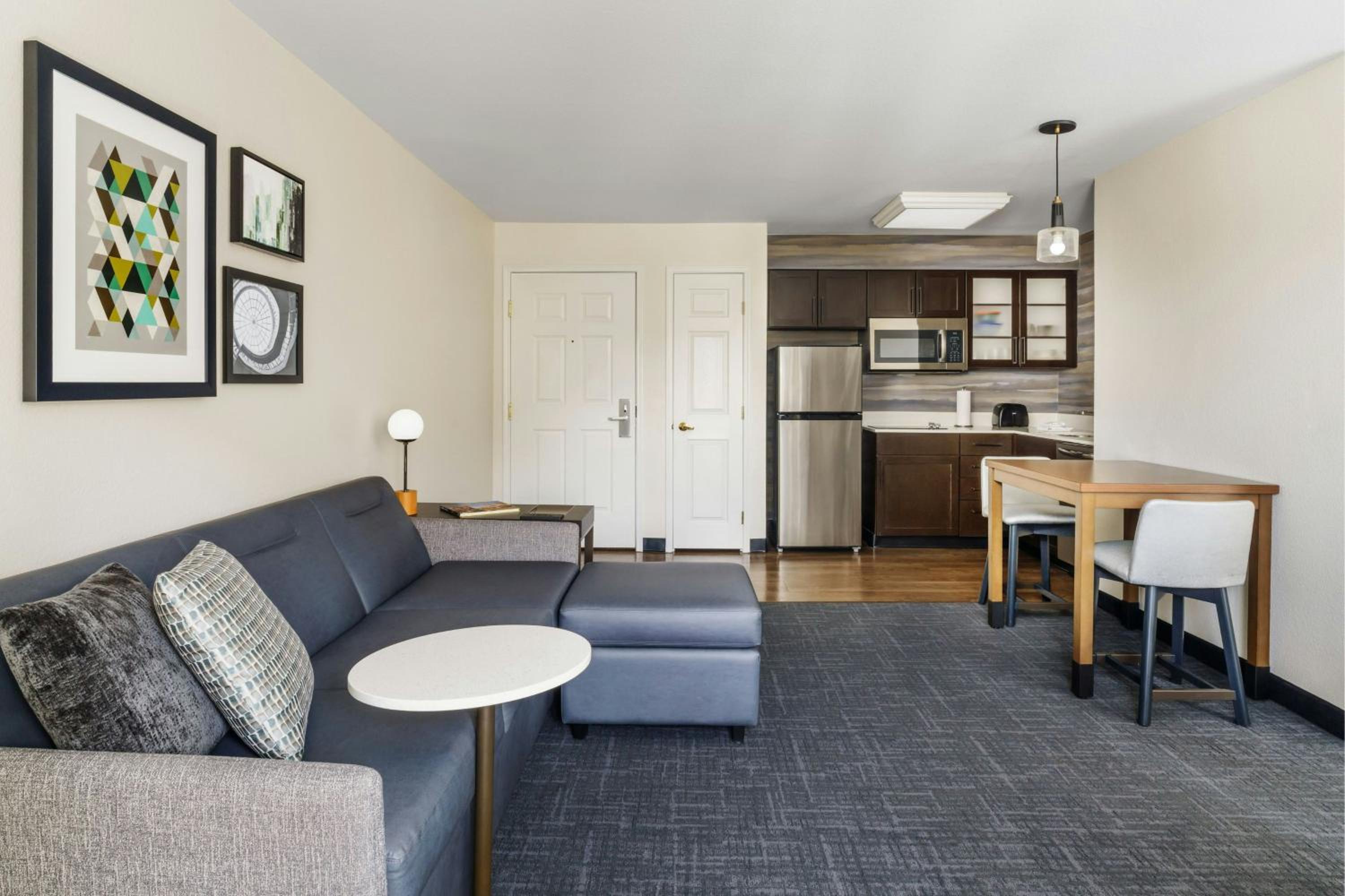 One-Bedroom Queen Suite with Sofa Bed - Photo 3