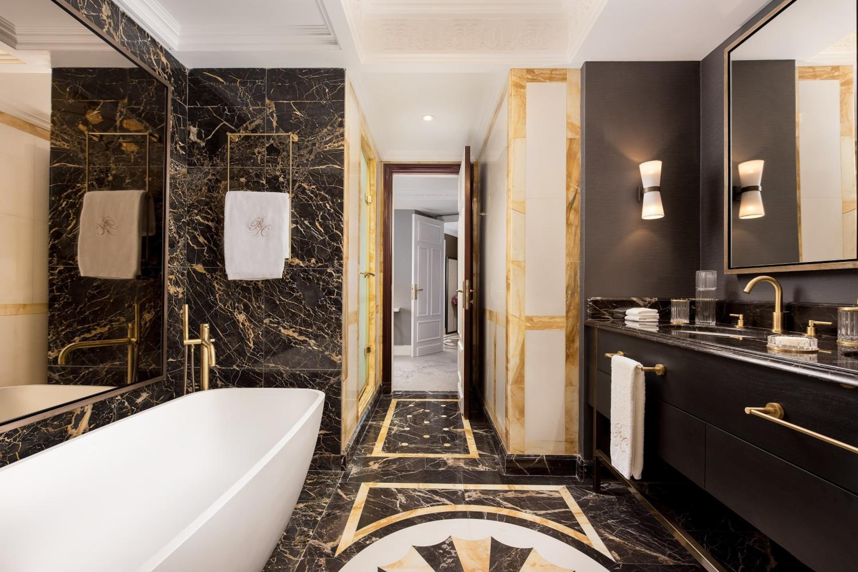 One-Bedroom Royal King Suite with Fountain View thumbnail 6