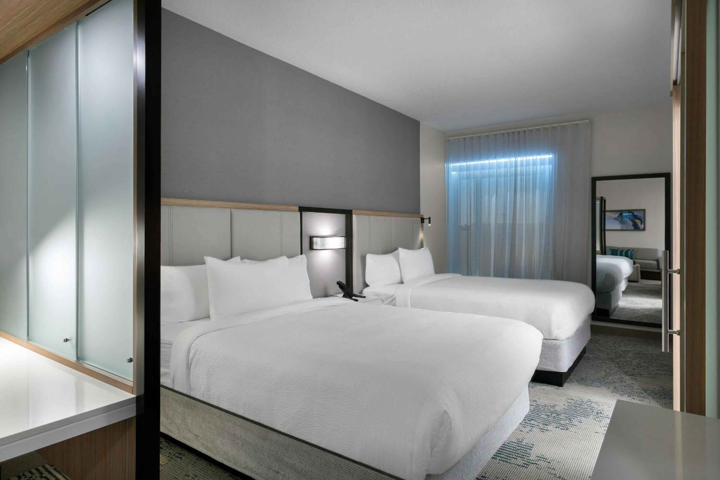 Queen Room with Two Queen Beds and Sofa Bed photo 3