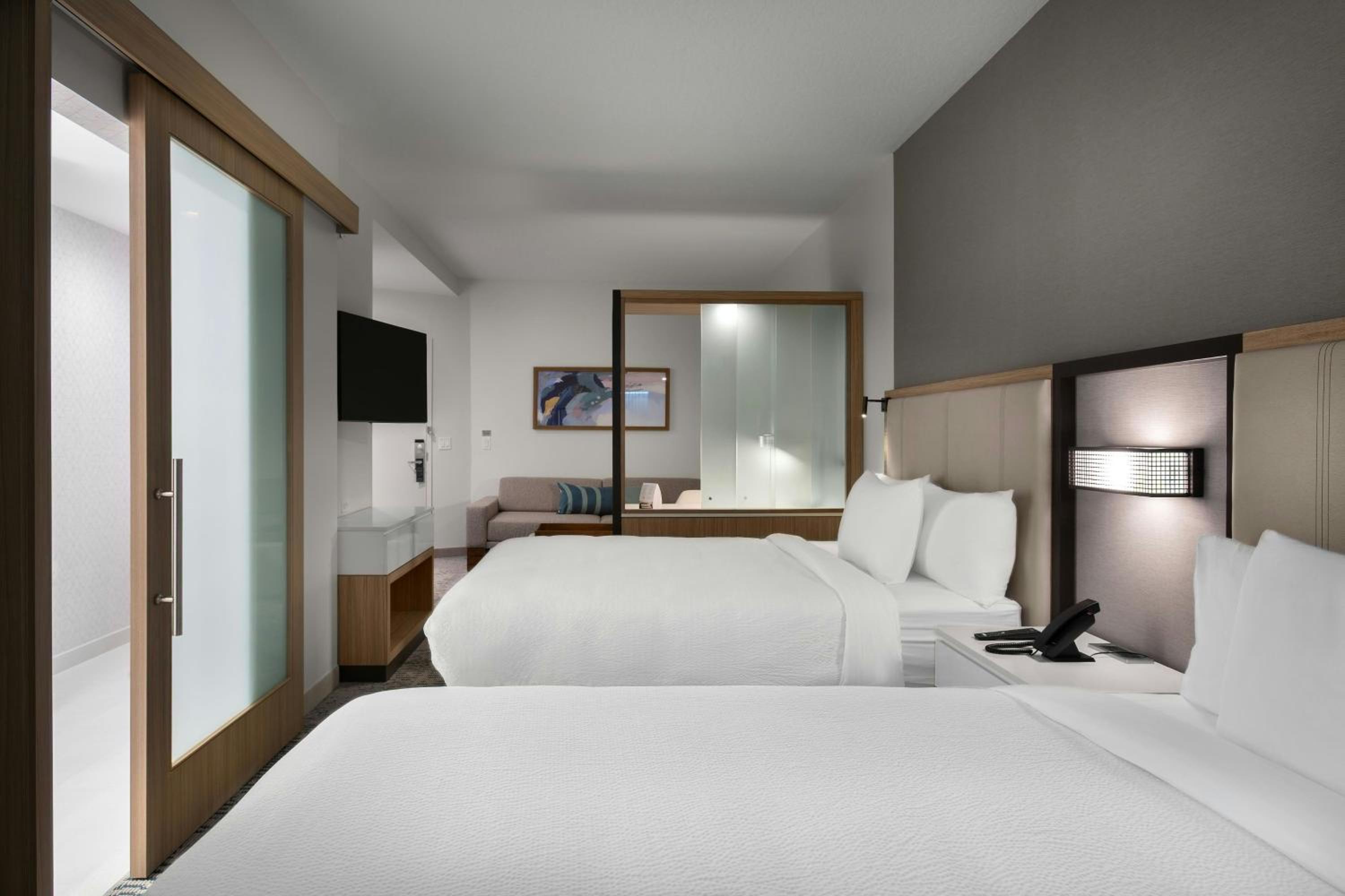 Queen Room with Two Queen Beds and Sofa Bed photo 2
