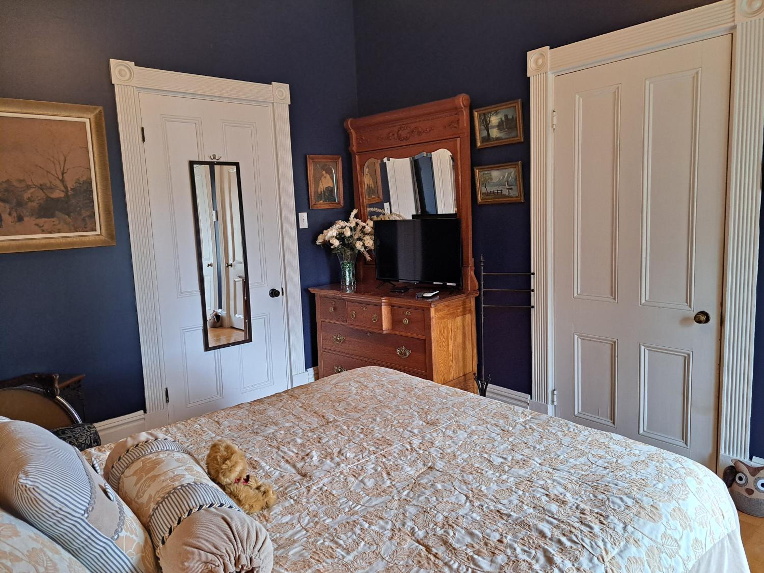 Queen Room with Shared Bathroom photo 3