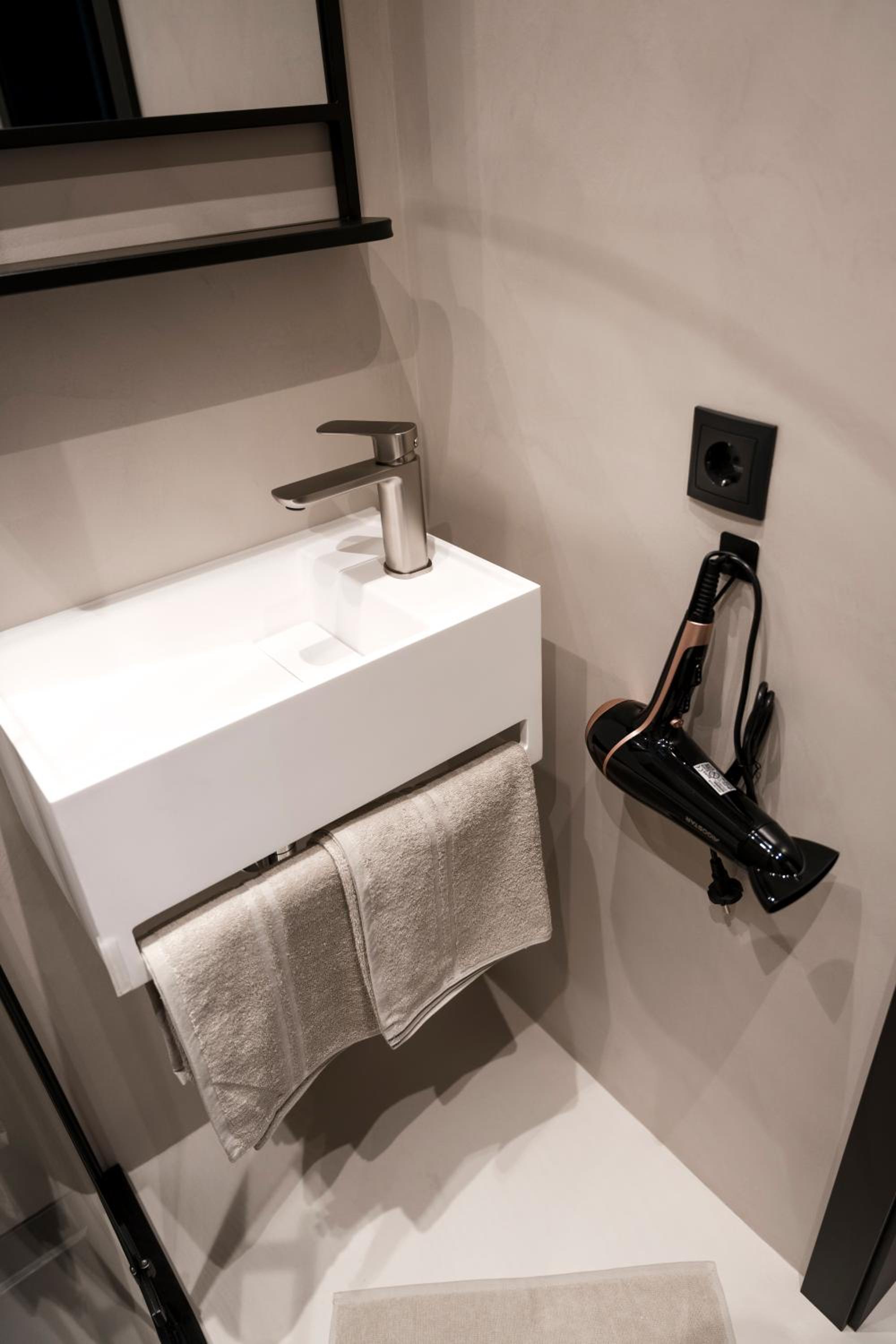 Double or Twin Room with Bathroom - Photo 43