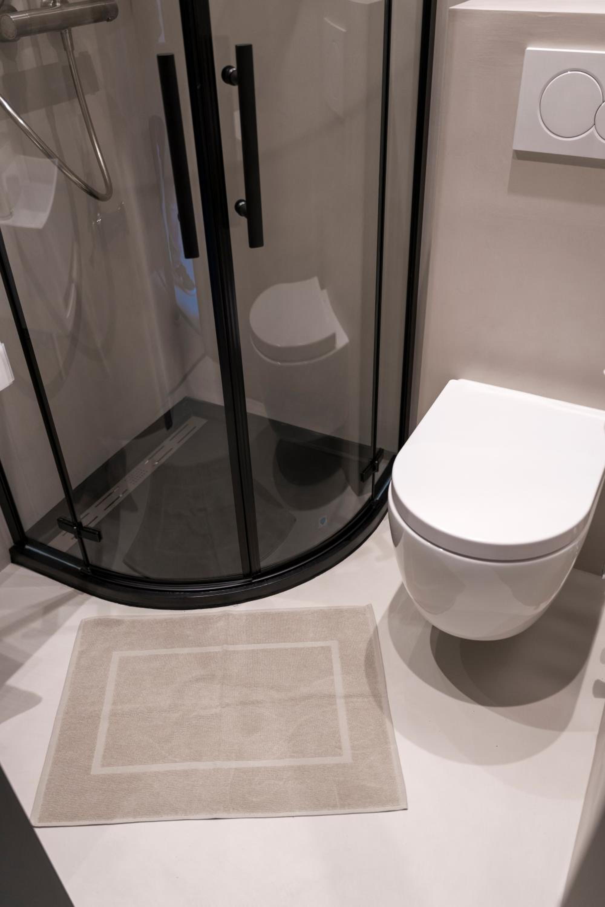 Double or Twin Room with Bathroom - Photo 42