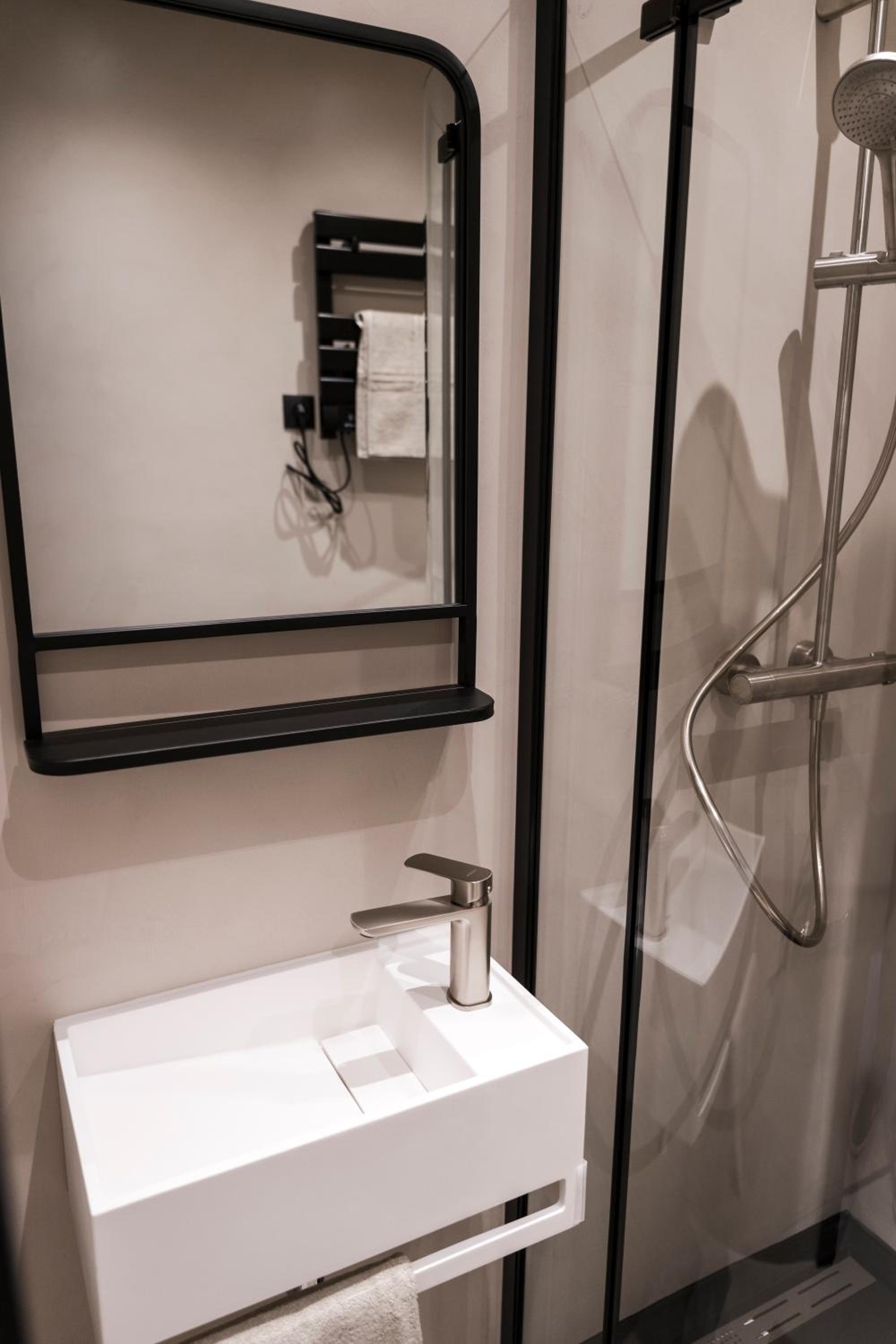 Double or Twin Room with Bathroom - Photo 46