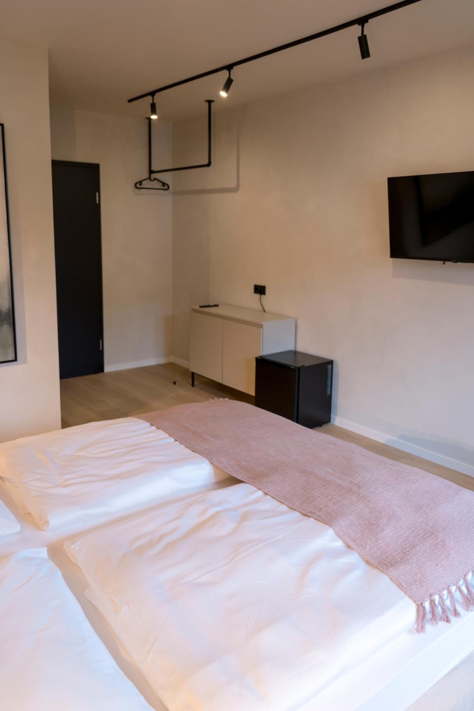 Double or Twin Room with Bathroom - Photo 53