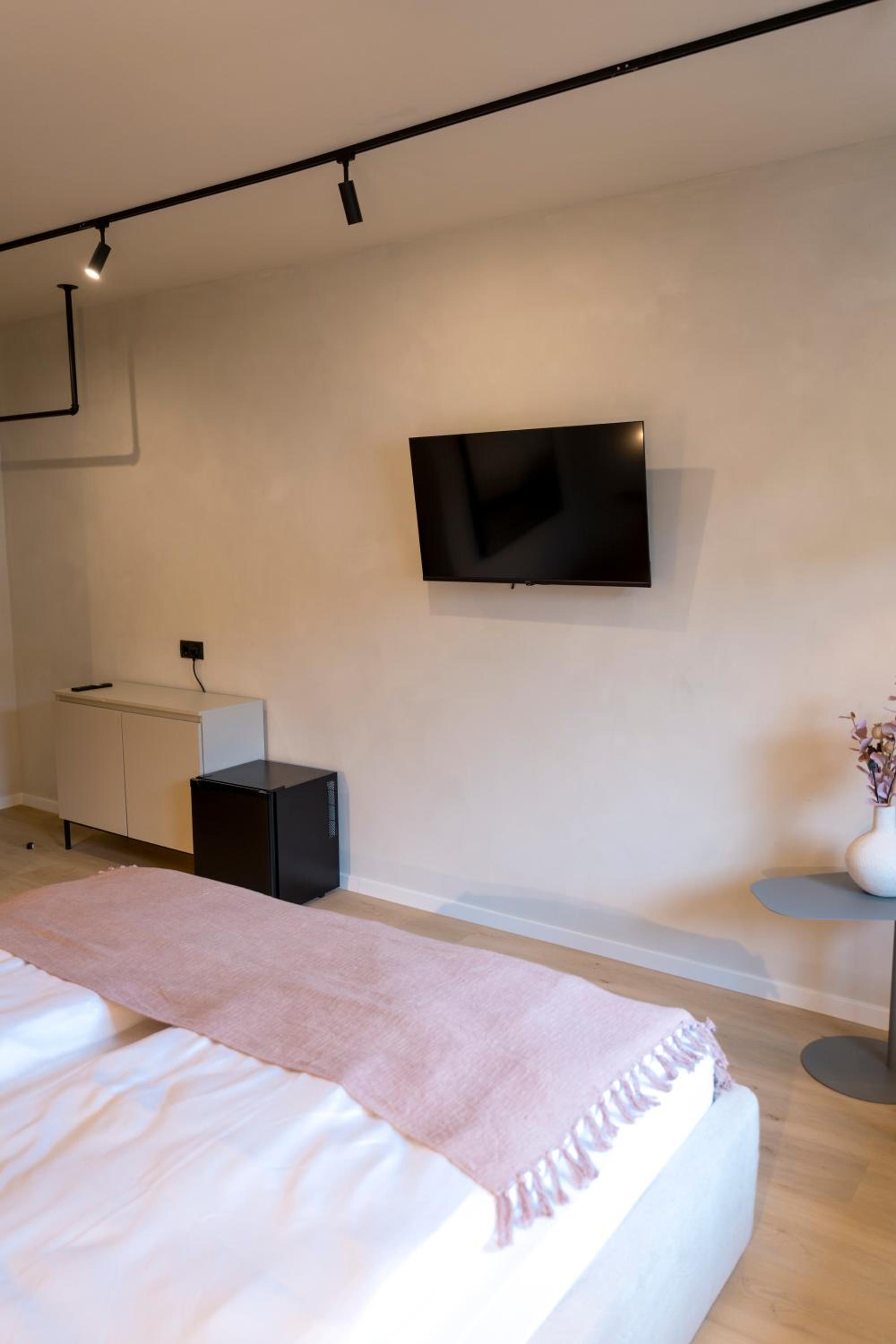 Double or Twin Room with Bathroom - Photo 50
