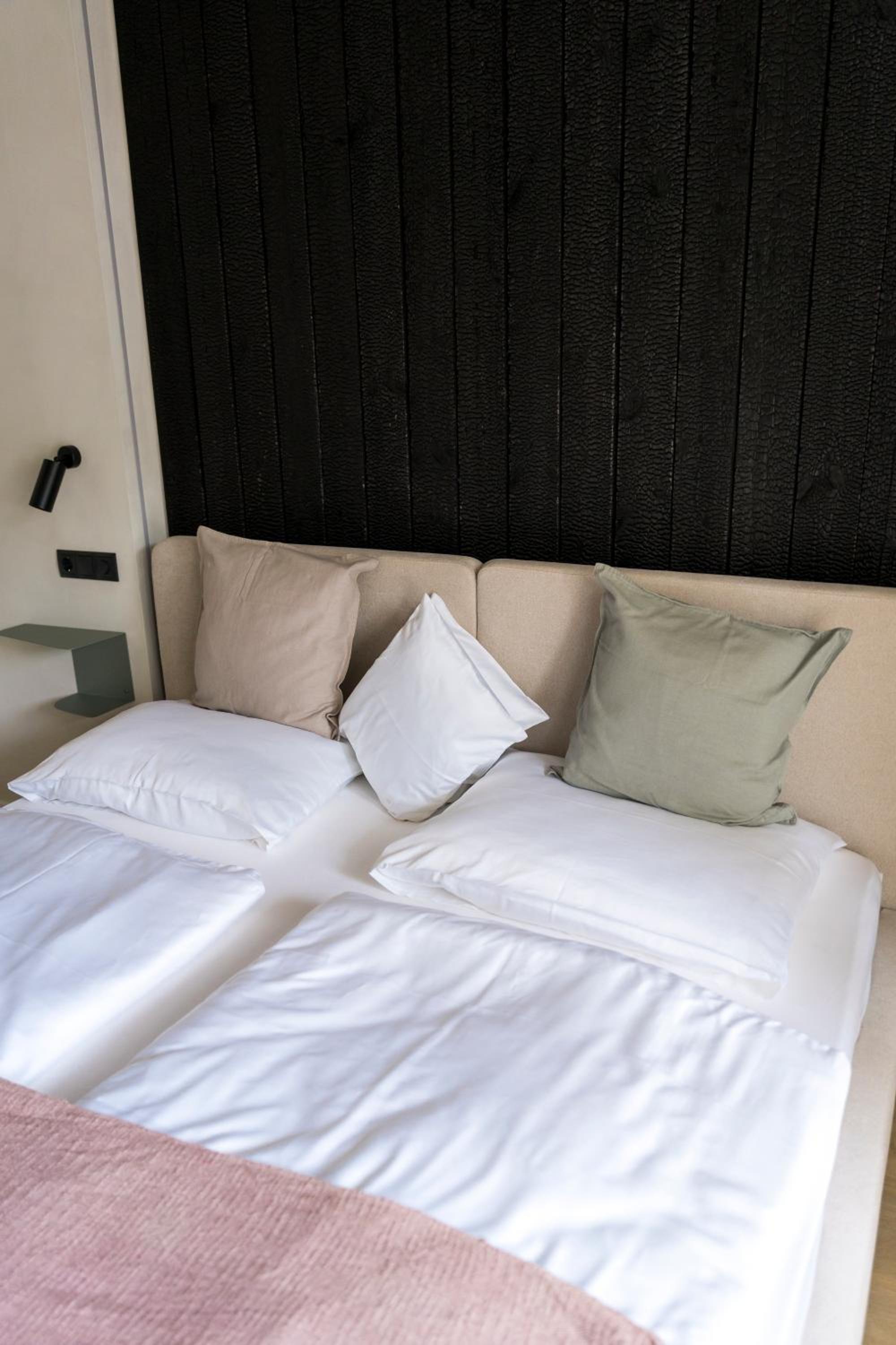 Double or Twin Room with Bathroom - Photo 4