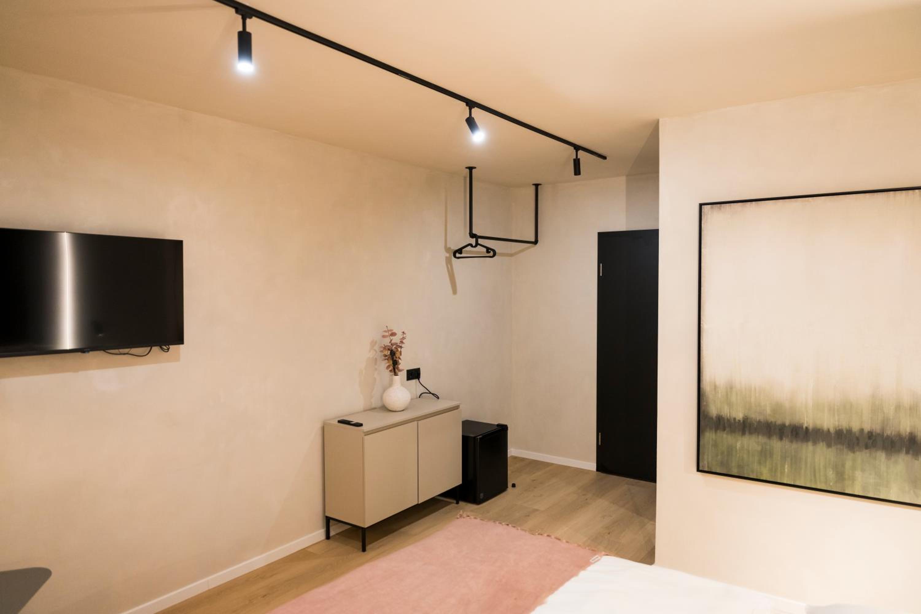 Double or Twin Room with Bathroom - Photo 9