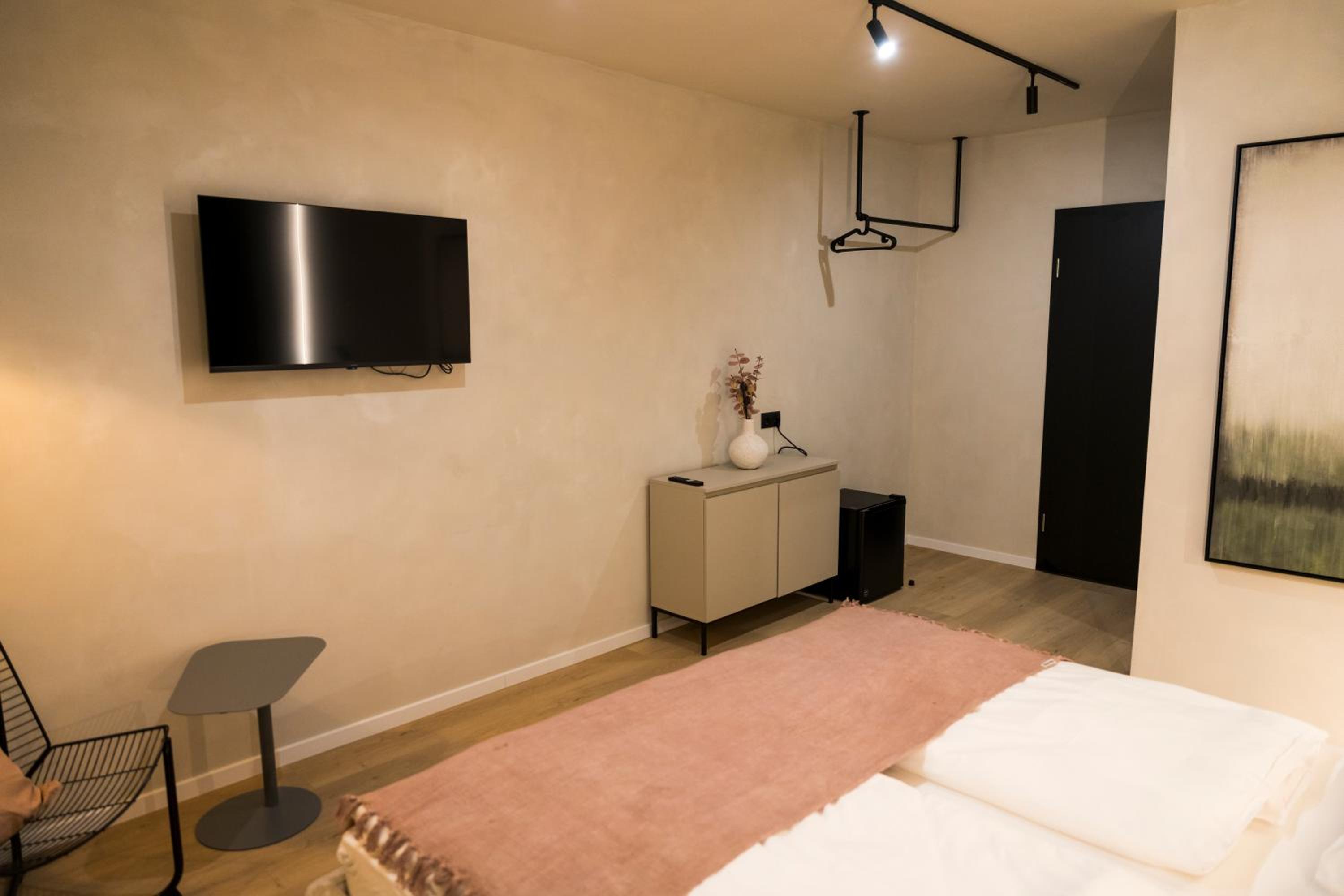 Double or Twin Room with Bathroom - Photo 13