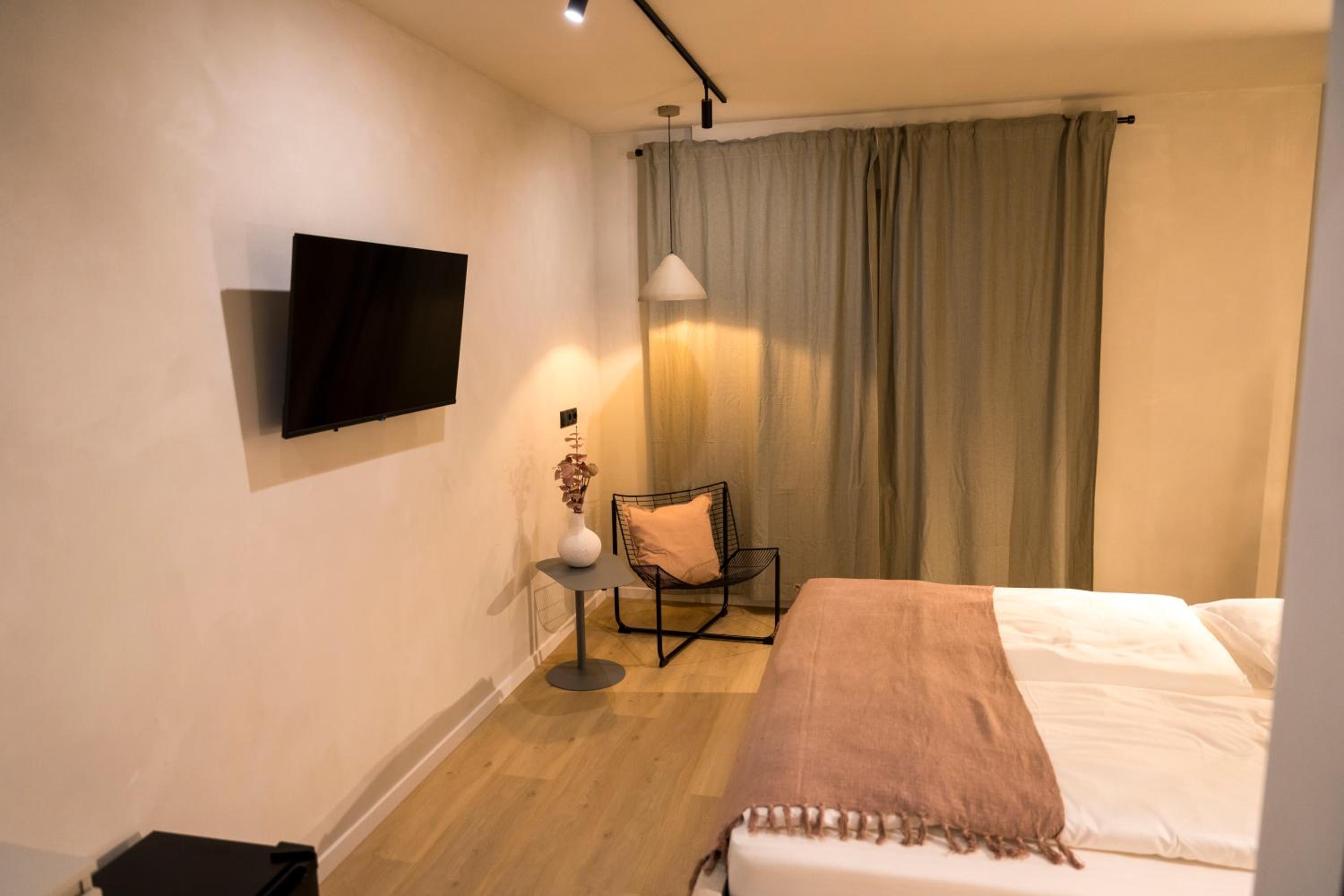 Double or Twin Room with Bathroom - Photo 19