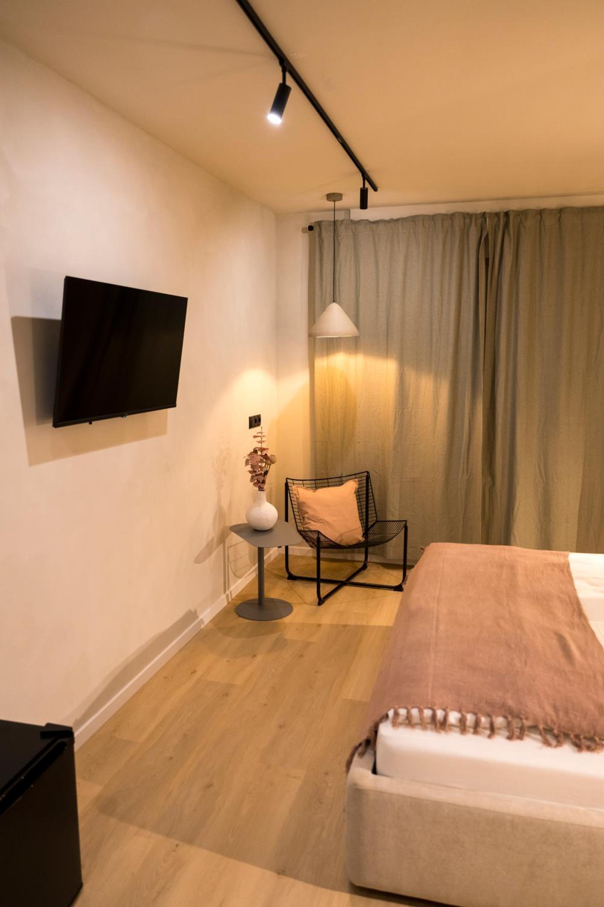 Double or Twin Room with Bathroom - Photo 23