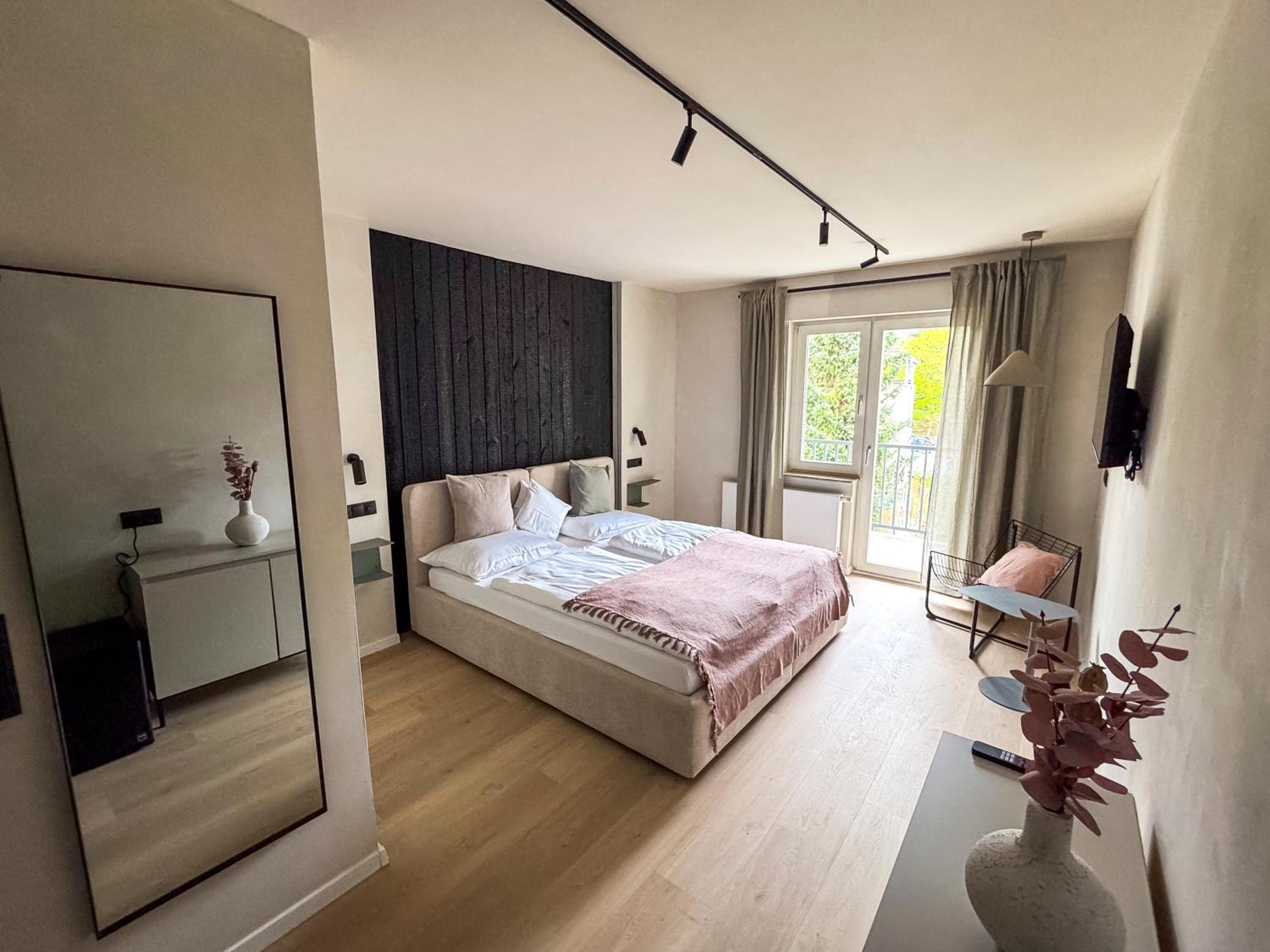 Double Room with Balcony - Photo 32