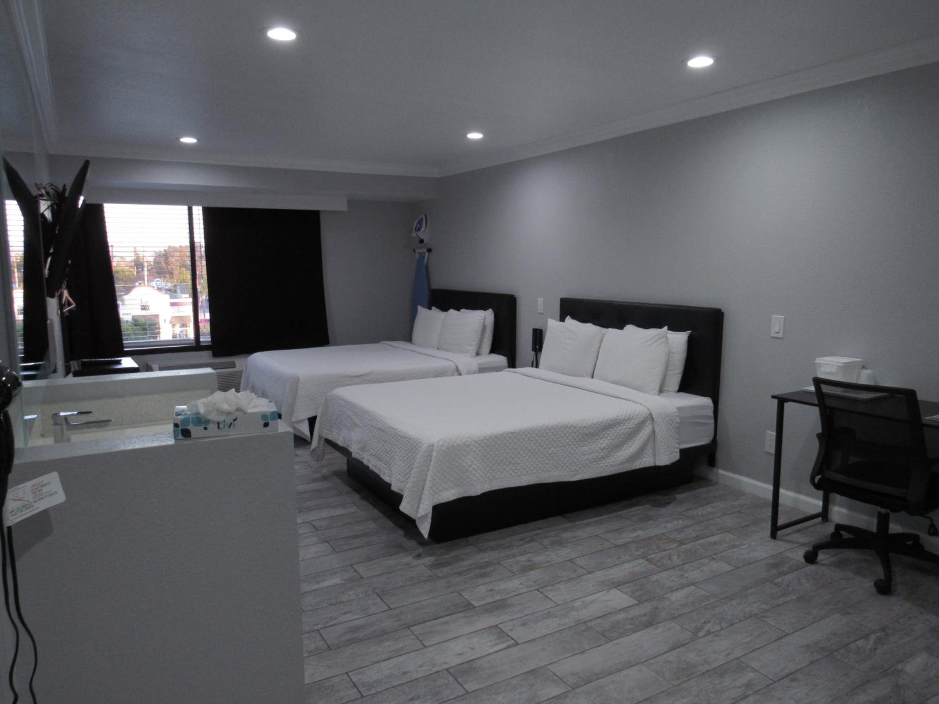 Quadruple Room with Two Queen Beds - Non Smoking - Photo 2