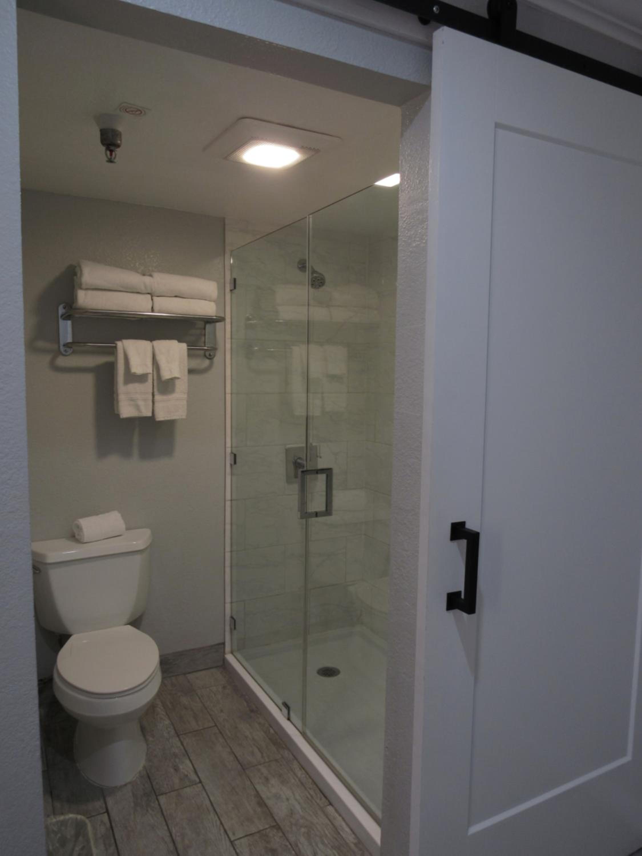 Quadruple Room with Two Queen Beds - Non Smoking - Photo 3